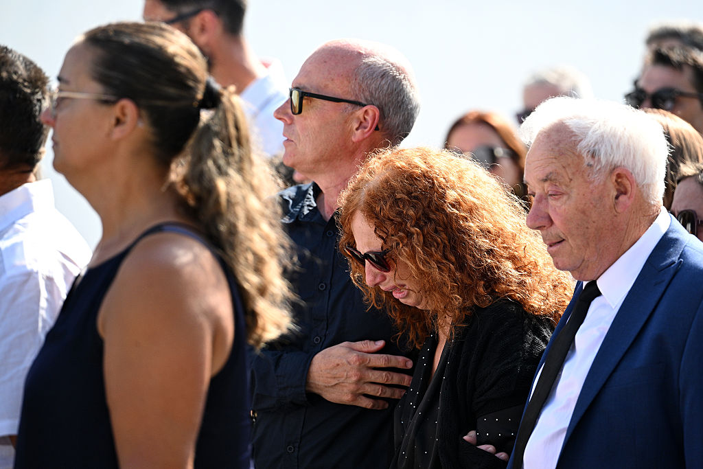 Joaquim Silva, padre de Diogo Jota y André Silva, consuela a Isabel Silva, madre de Diogo Jota y André Silva, mientras llegan en la procesión al funeral celebrado por Diogo Jota y su hermano André Silva en la Igreja Matriz de Gondomar, el 5 de julio de 2025 en Gondomar, Portugal. | Foto: Getty Images