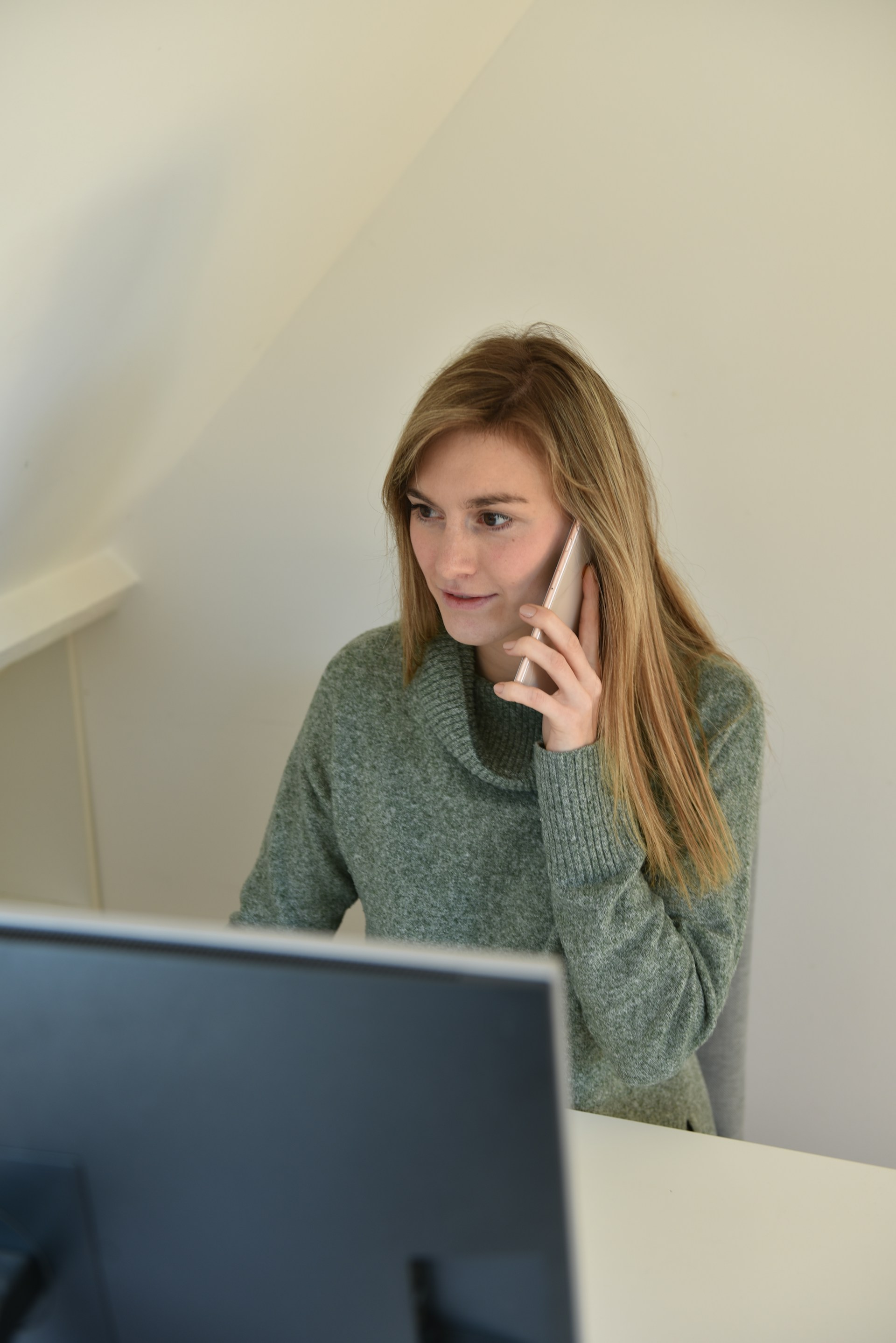 Una mujer sonriendo durante una llamada telefónica | Fuente: Unsplash