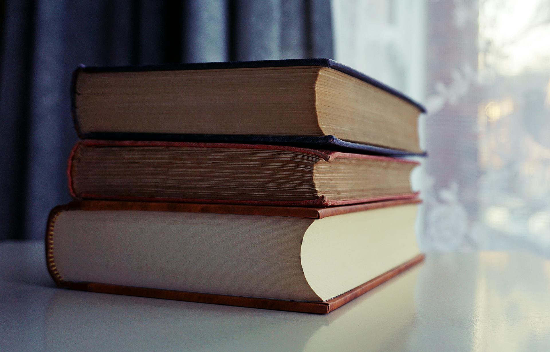 Una pila de libros | Fuente: Pexels