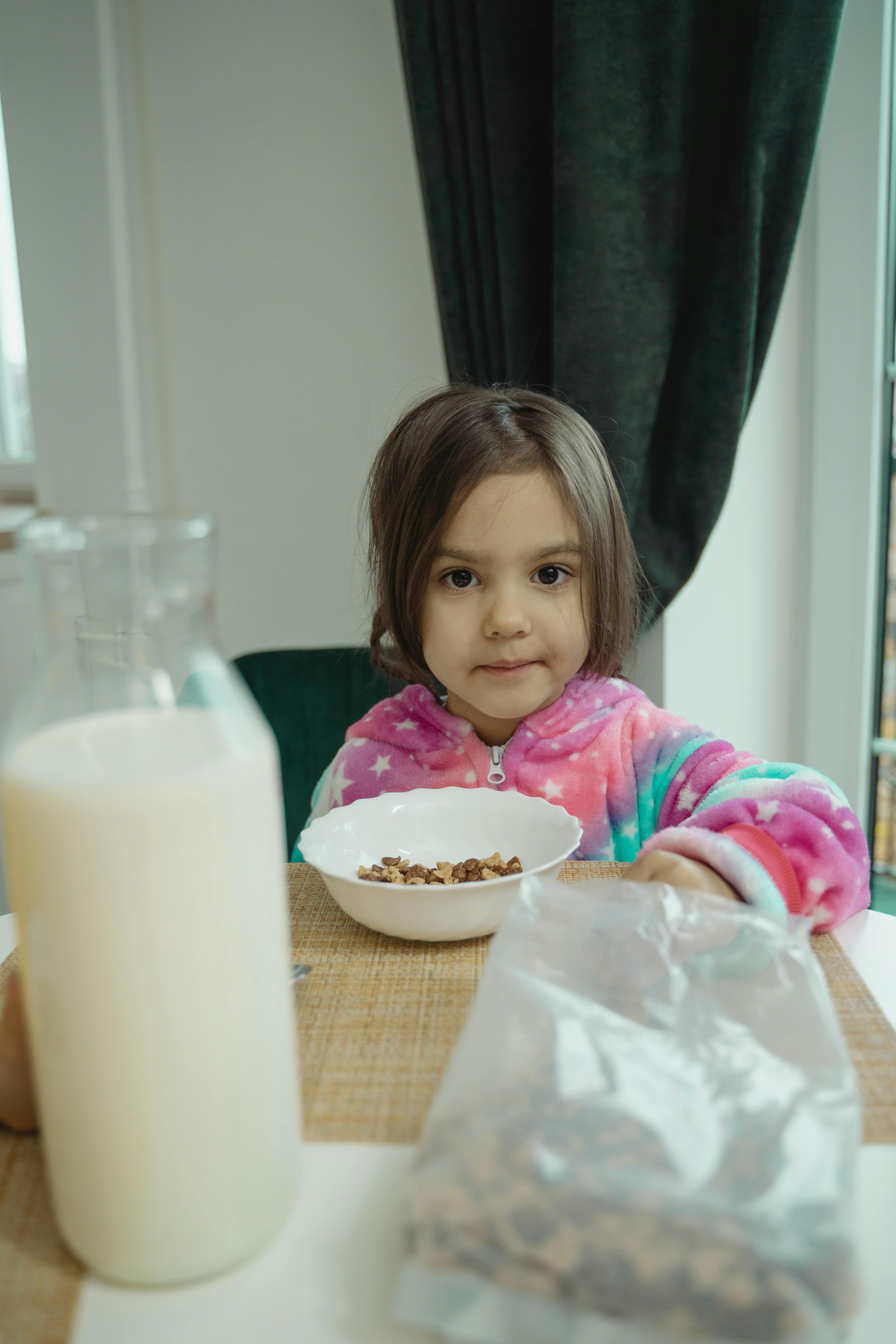 Niña disfrutando de un bol de cereales | Fuente: Pexels