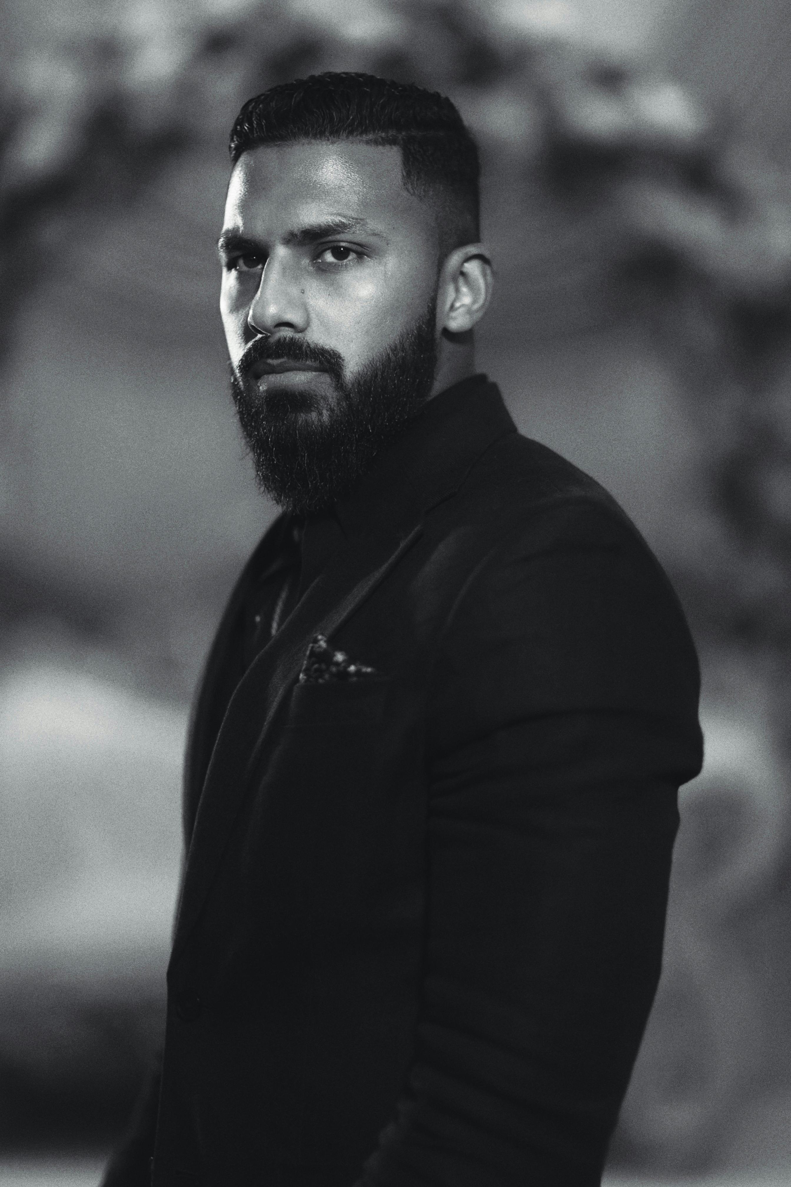 Un hombre serio | Fuente: Pexels