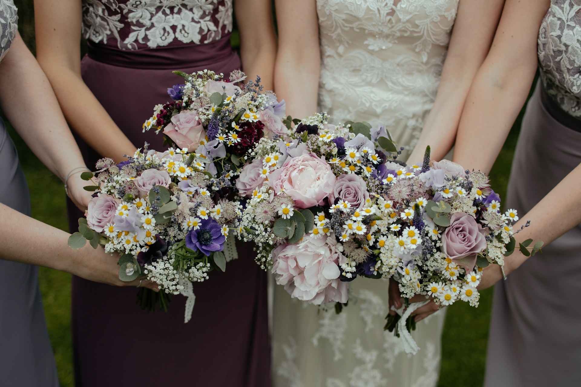 Un grupo de damas de honor con un ramo cada una | Fuente: Unsplash