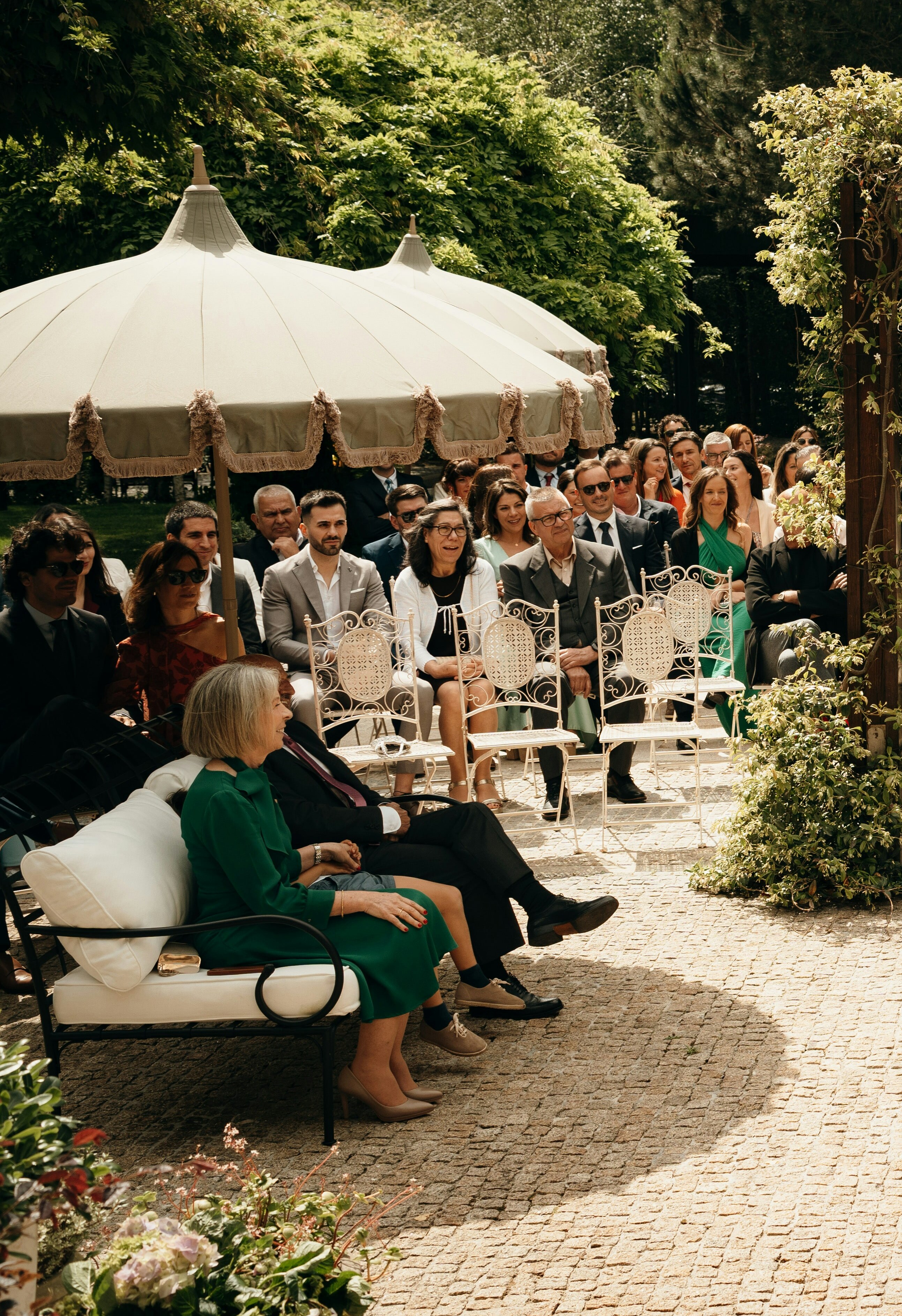 Invitados sentados en una ceremonia de boda al aire libre | Fuente: Unsplash