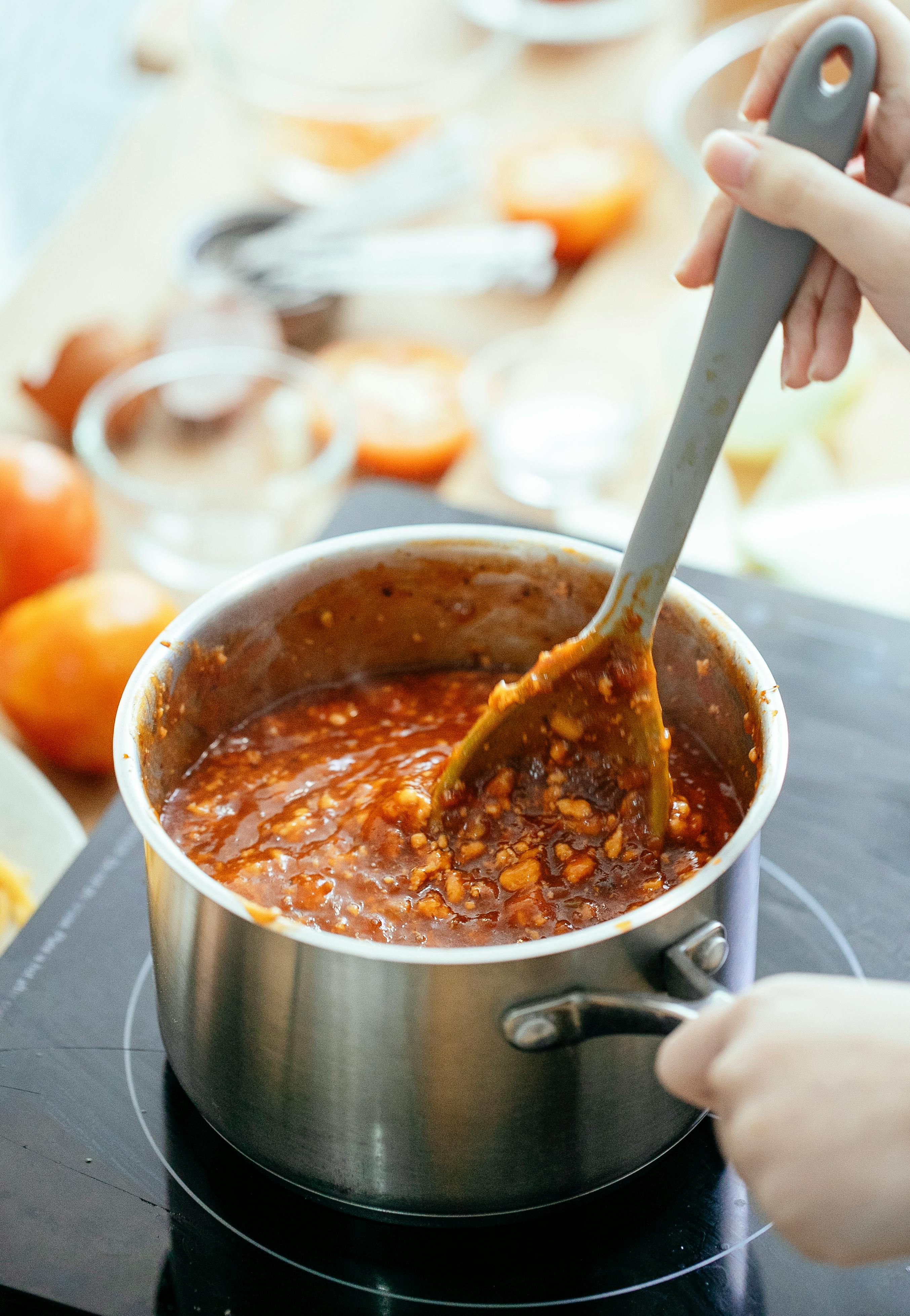 Una persona cocinando una olla de chili | Fuente: Pexels
