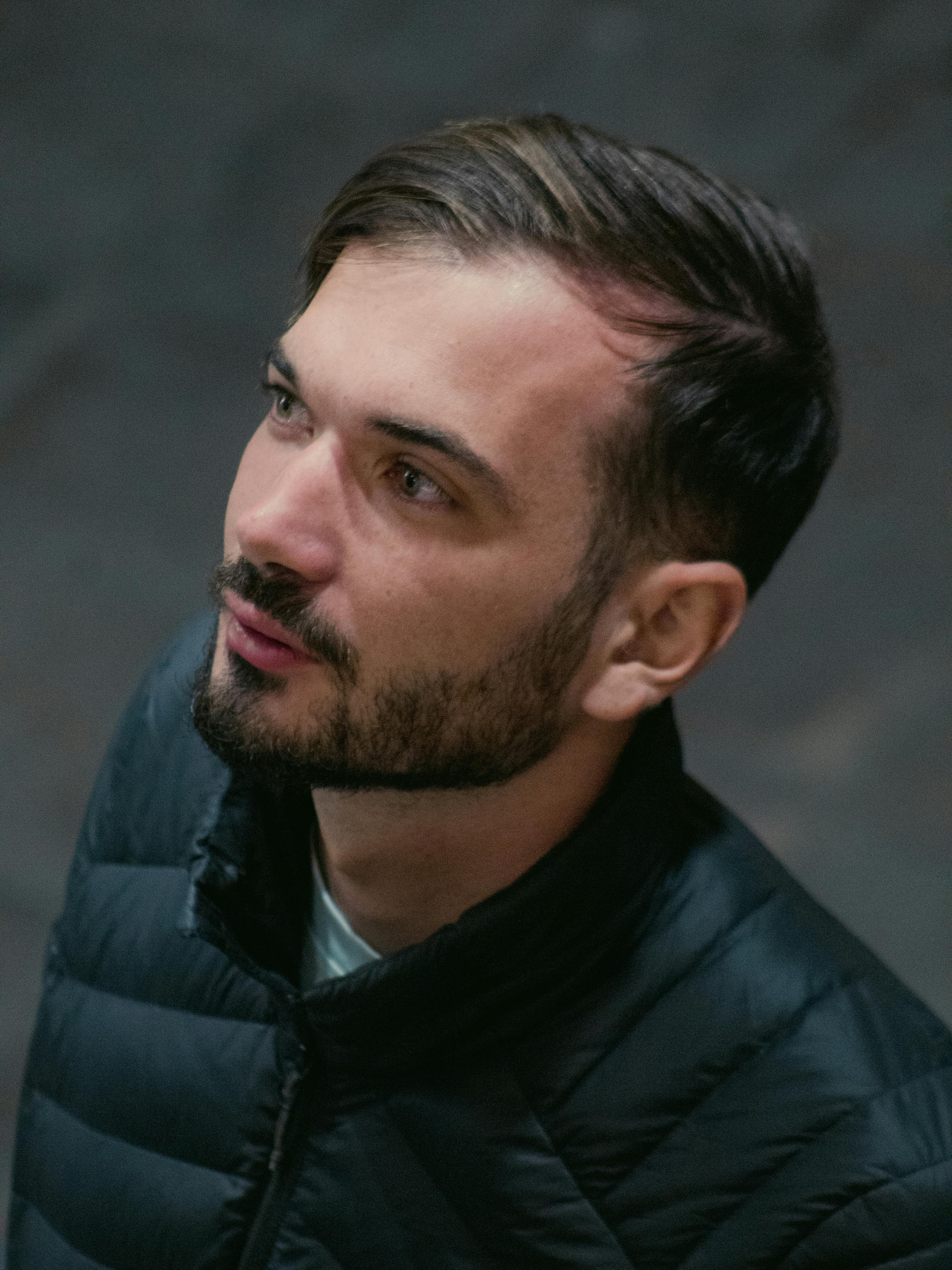 Un hombre anticipando algo | Fuente: Pexels