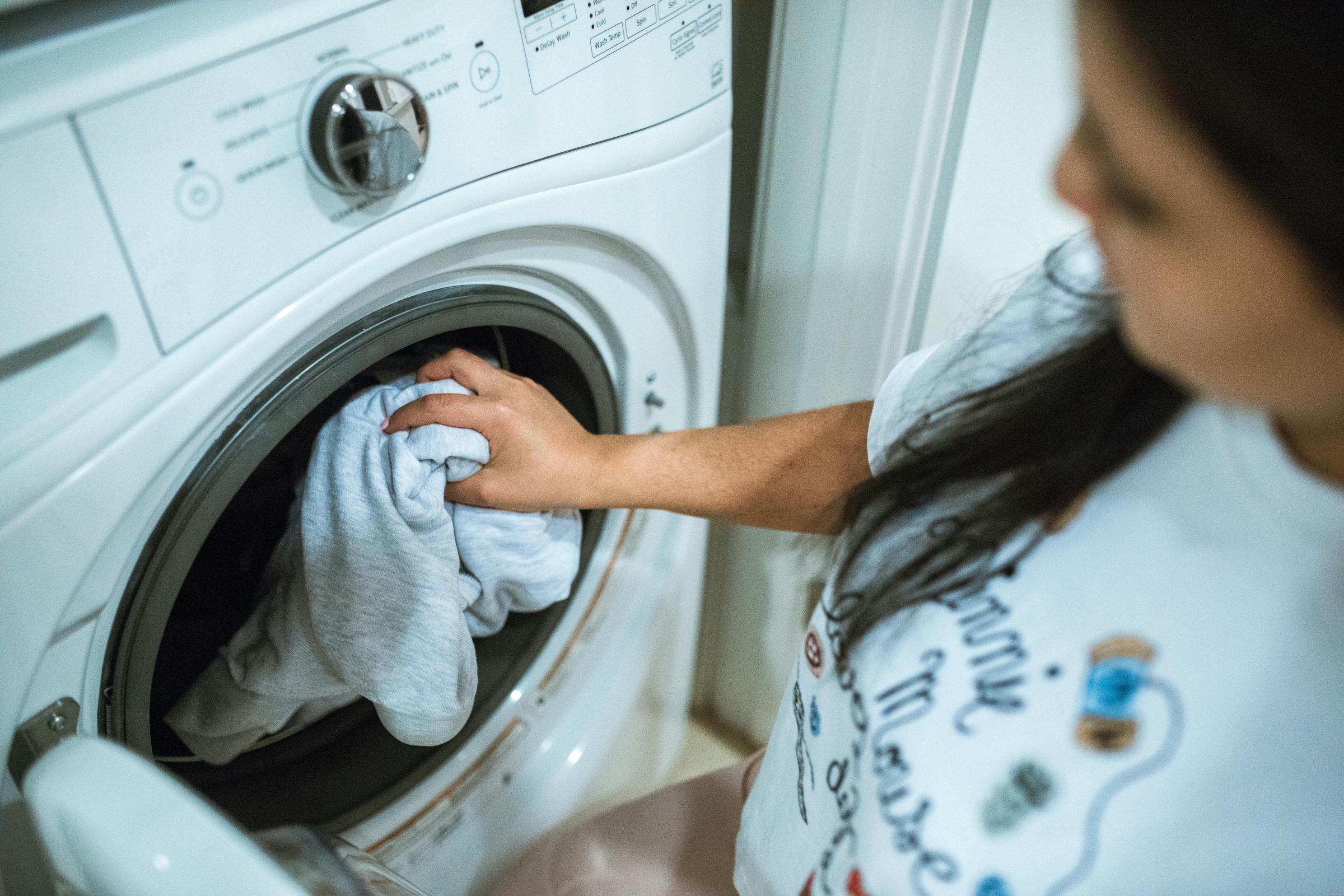 Una mujer lavando la ropa | Fuente: Pexels