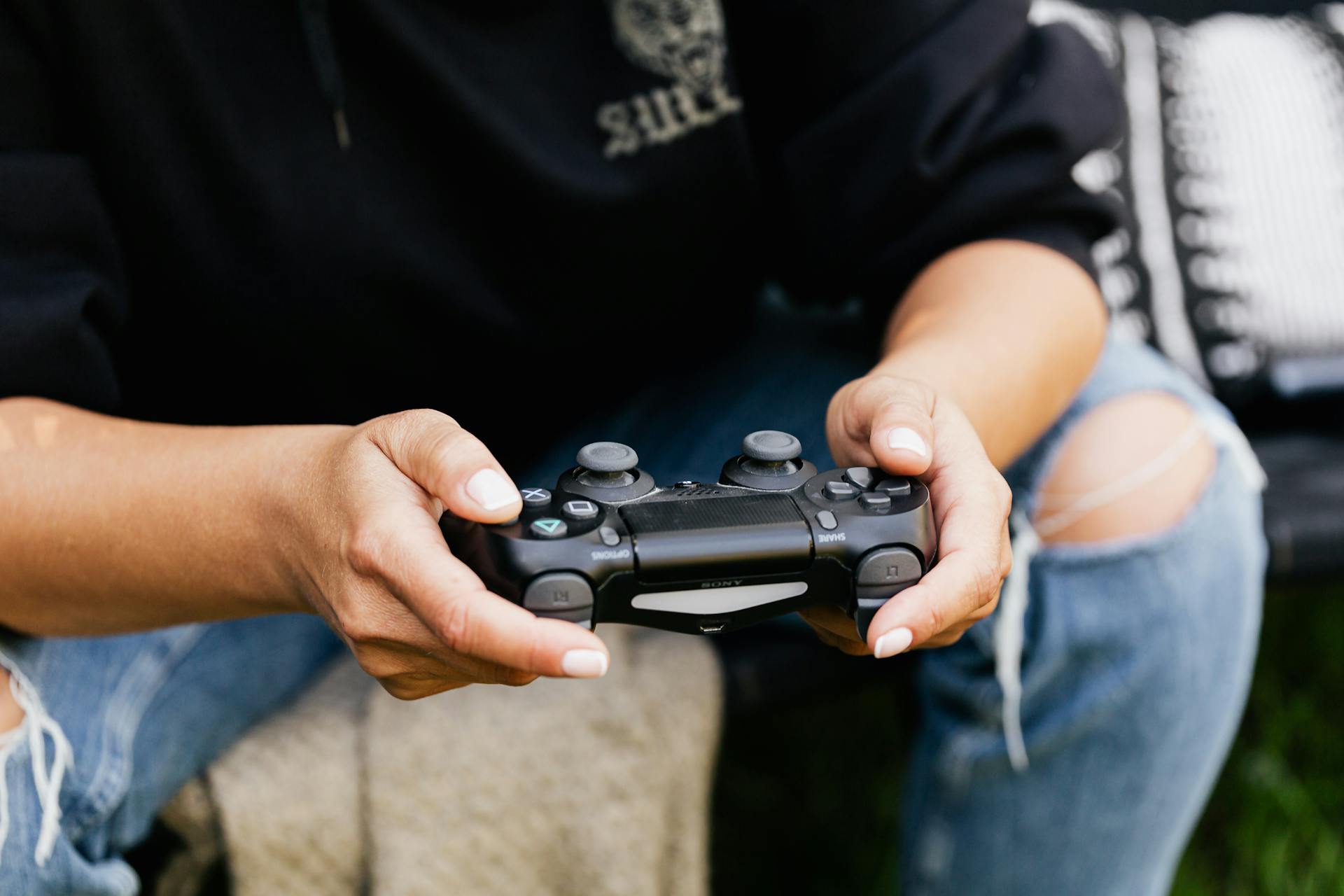 Un hombre jugando a un videojuego | Fuente: Pexels