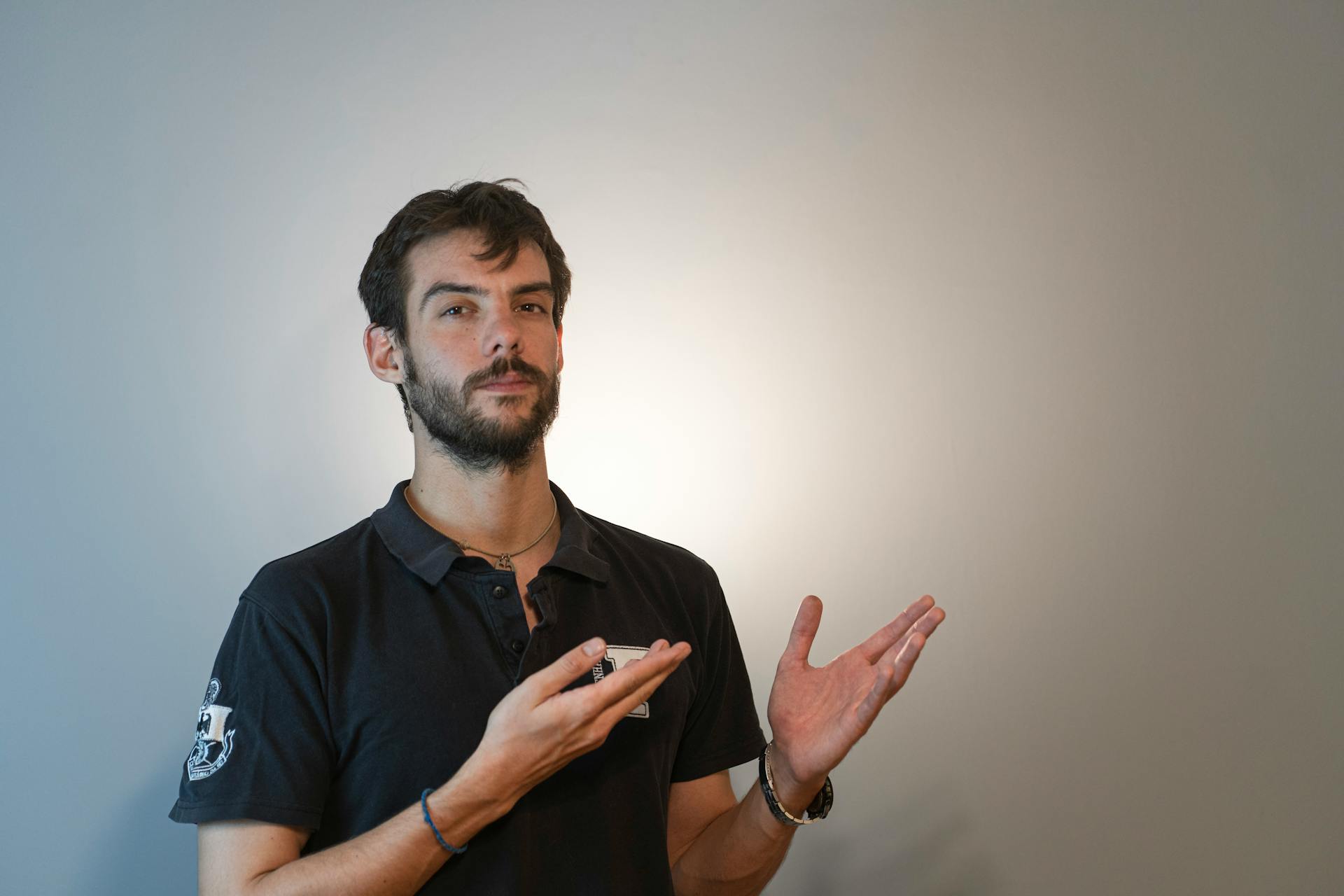 Un hombre confuso gesticulando | Fuente: Pexels