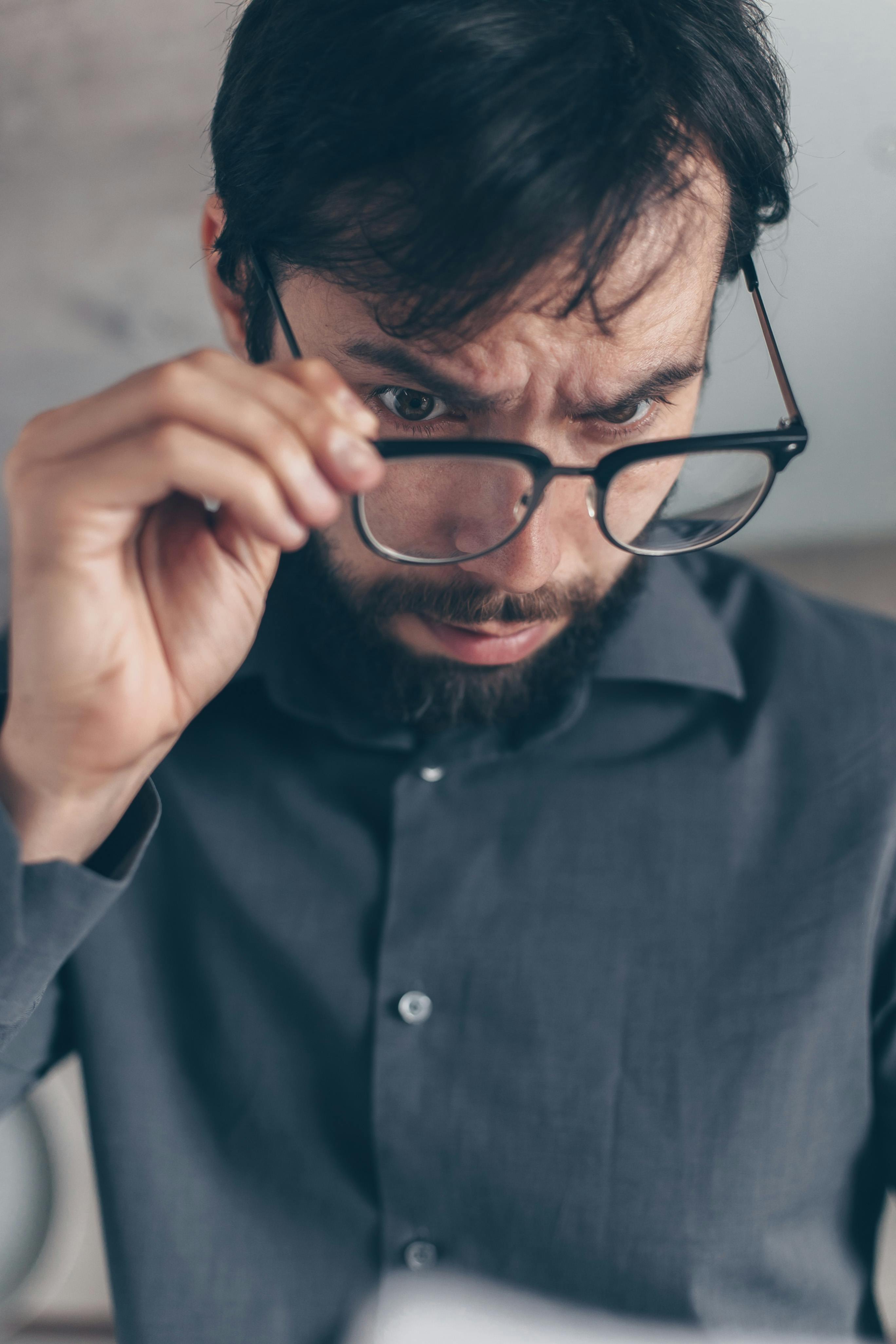 Un hombre sorprendido leyendo una nota | Fuente: Pexels