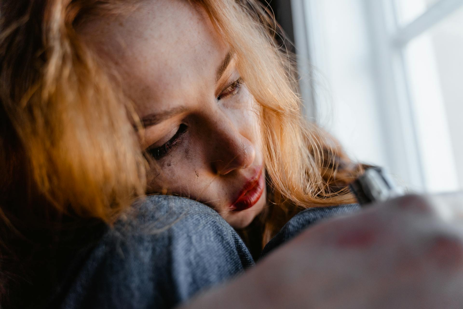 Una mujer triste mirando por la ventana | Fuente: Pexels