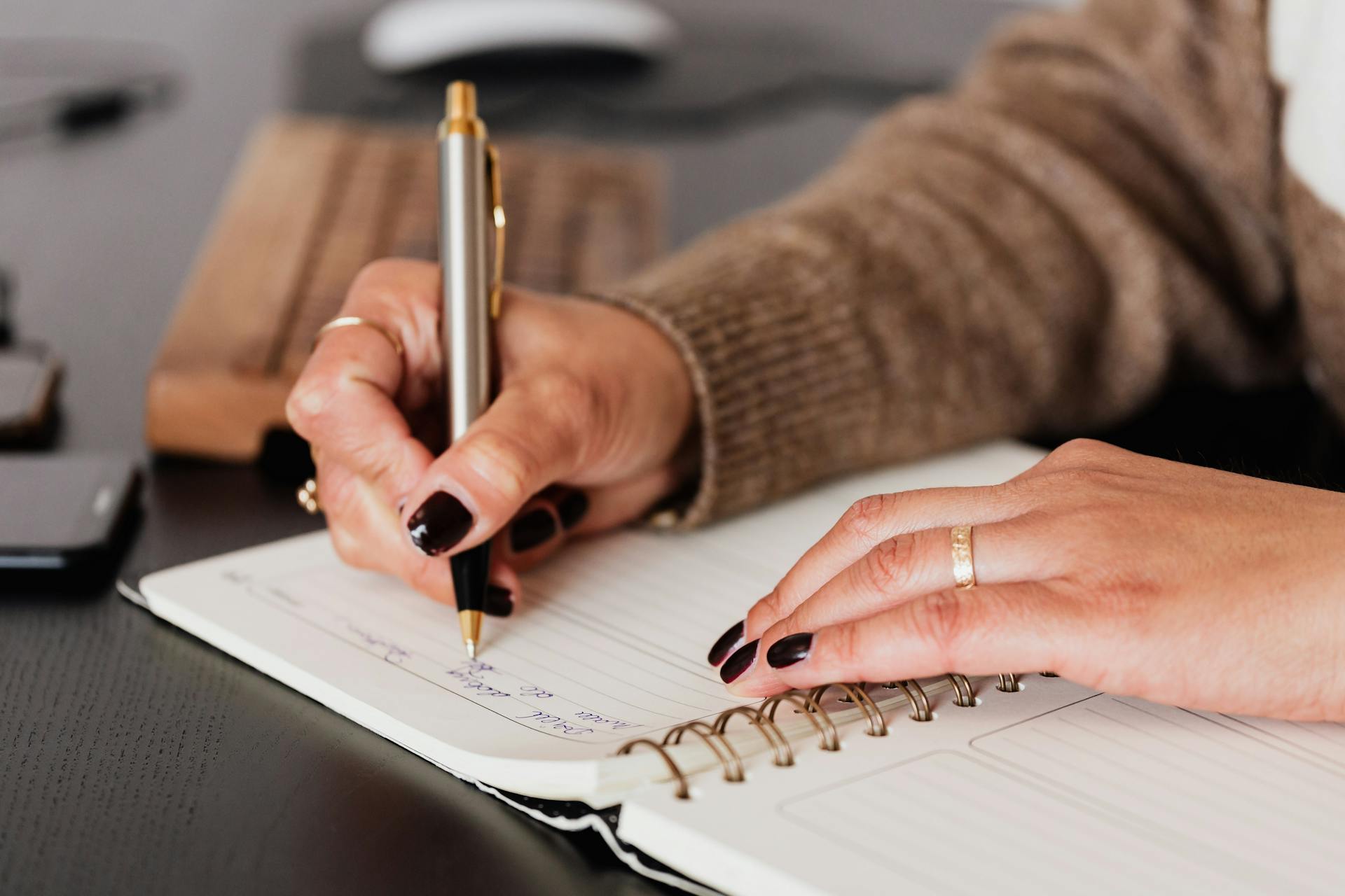 Una mujer escribiendo en un cuaderno | Fuente: Pexels