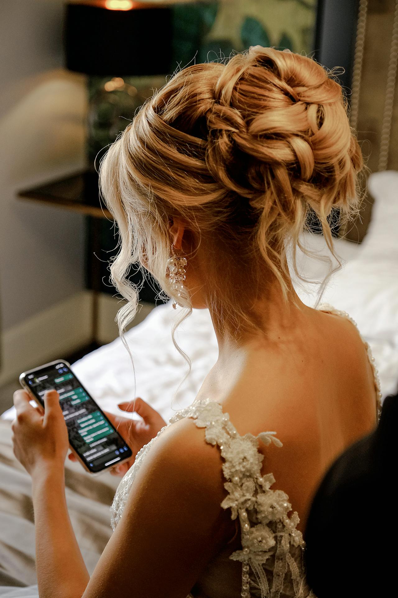 Una novia sujetando su teléfono | Fuente: Pexels