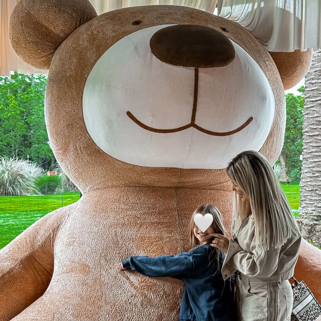 Isabella abraza un peluche gigante de oso | Fuente: Instagram/wanda_nara