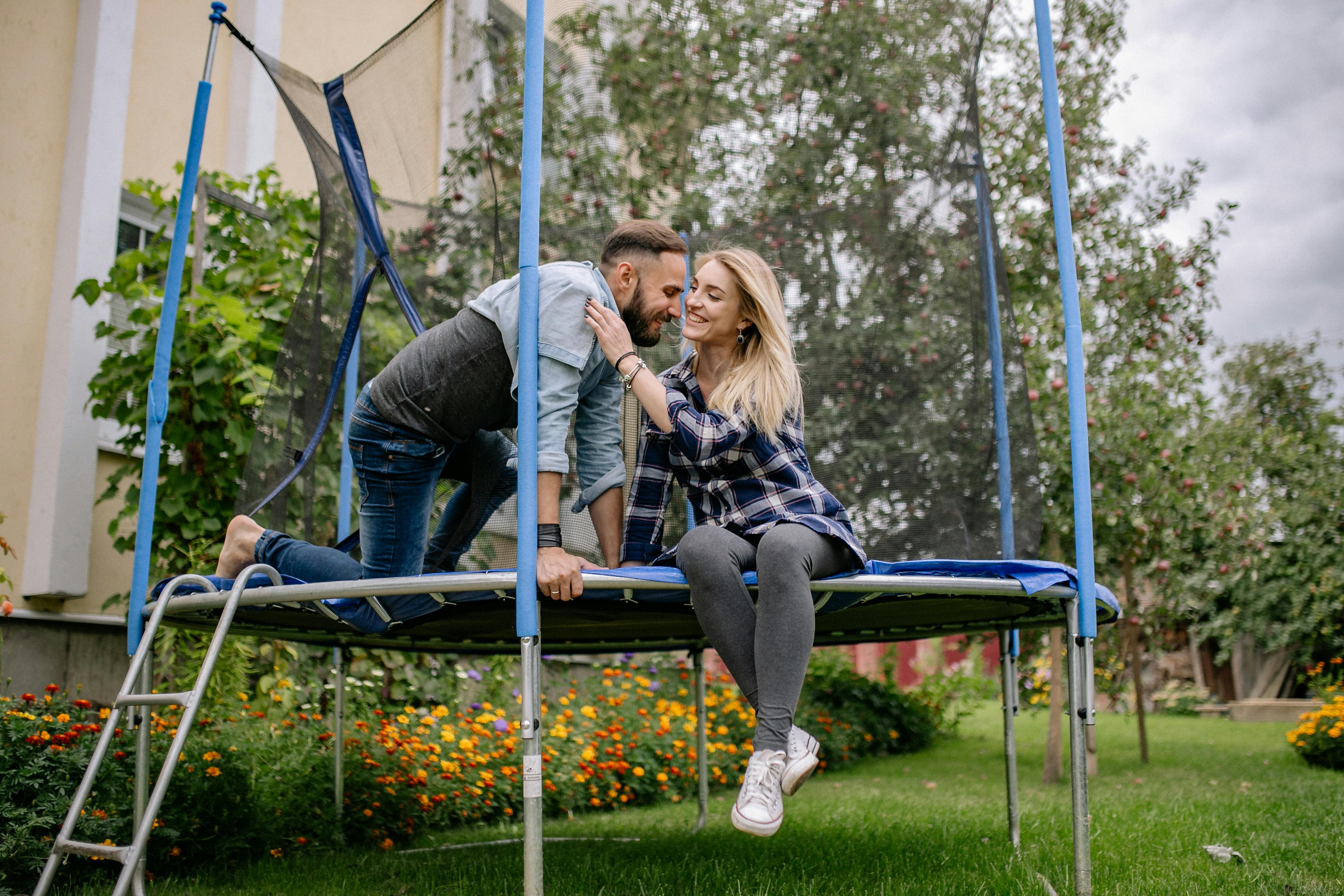 Una pareja feliz en casa | Fuente: Pexels