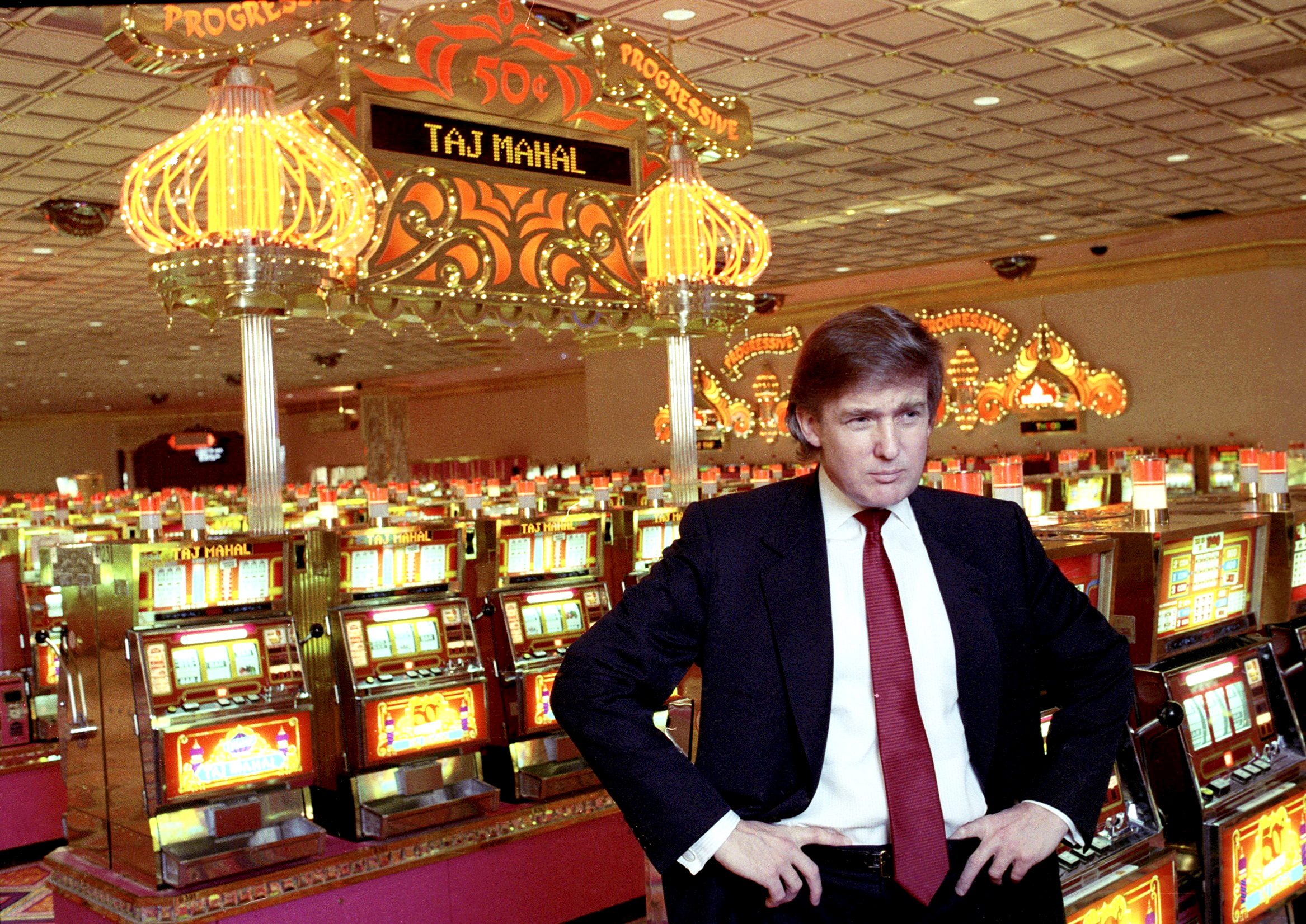 Donald Trump luce su peinado, aún oscuro y bien peinado hacia un lado, en el interior del casino Trump Taj Mahal de Atlantic City, Nueva Jersey, el 16 de marzo de 1990.