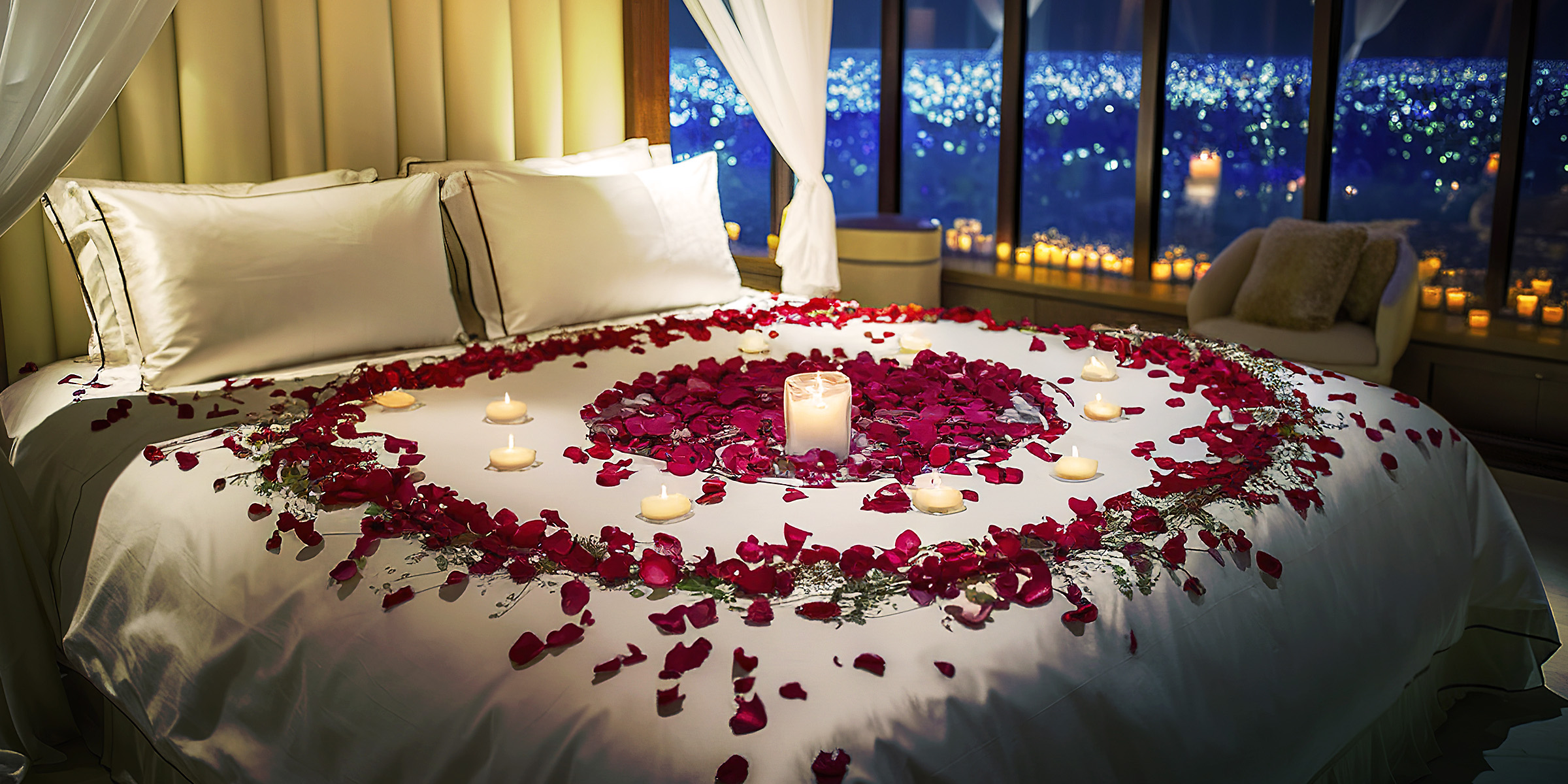 Una cama cubierta de rosas y velas | Fuente: Shutterstock