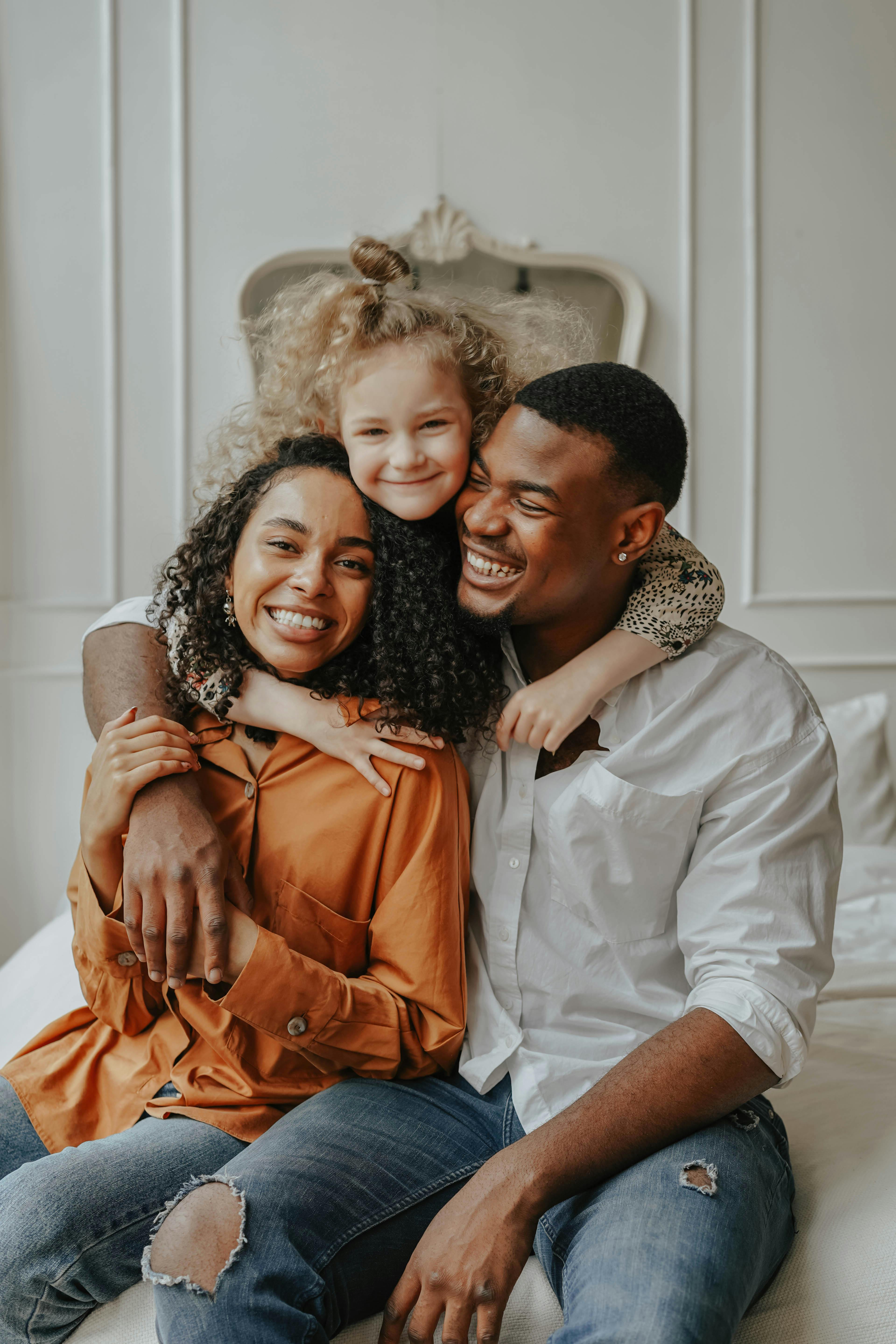 Una chica feliz con una pareja | Fuente: Pexels