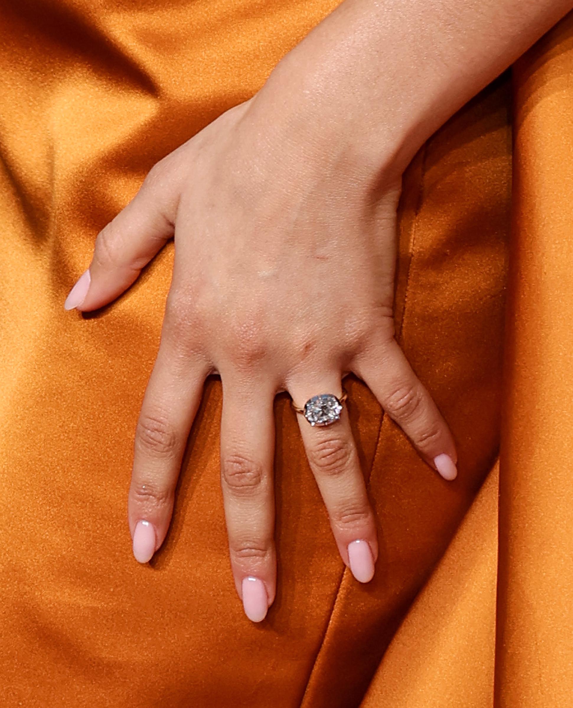 Detalle del anillo de Zendaya mientras asiste a la 82ª edición de los Premios Globo de Oro en The Beverly Hilton el 5 de enero de 2025 en Beverly Hills, California | Fuente: Getty Images