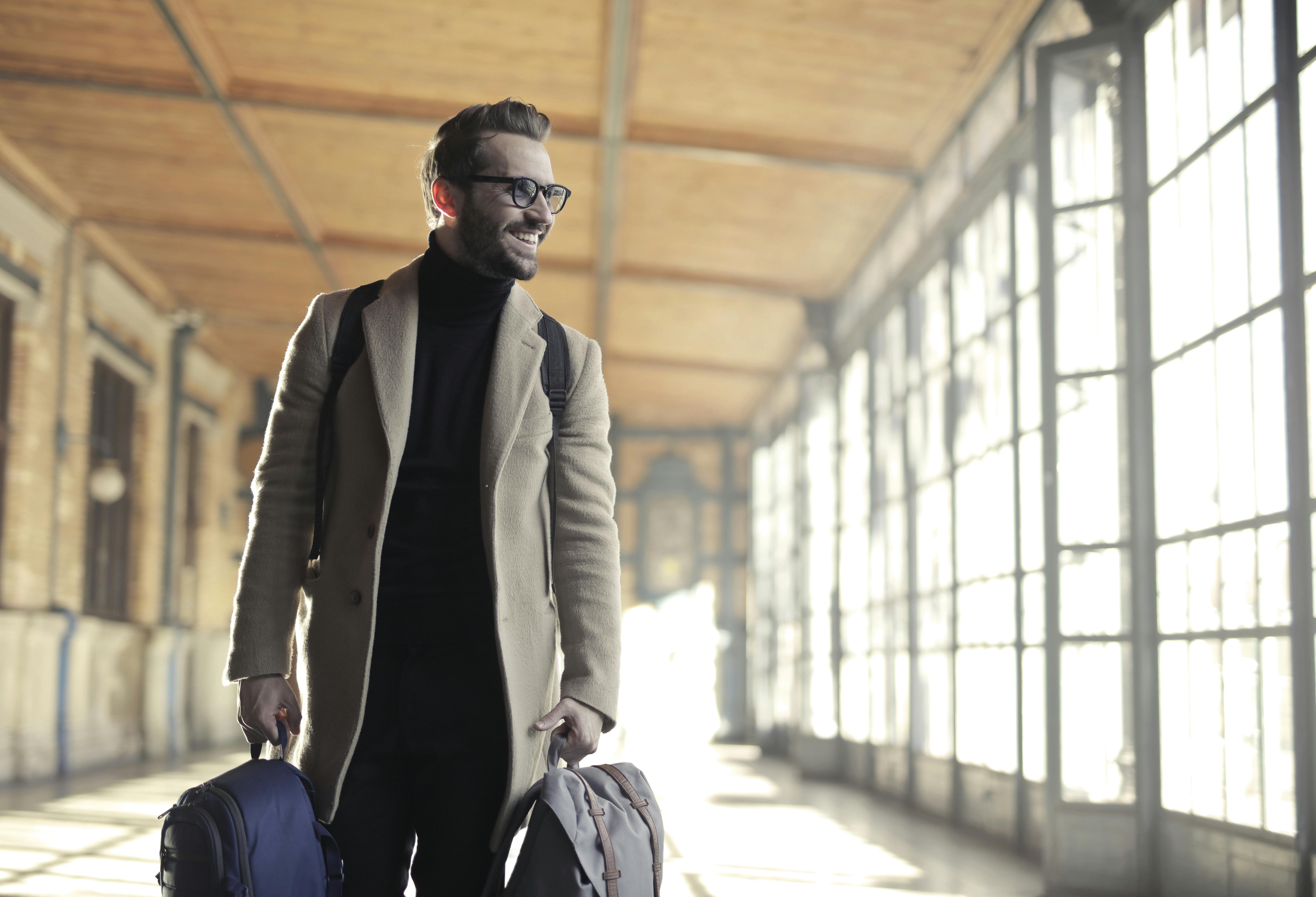 Un hombre en viaje de negocios | Fuente: Pexels