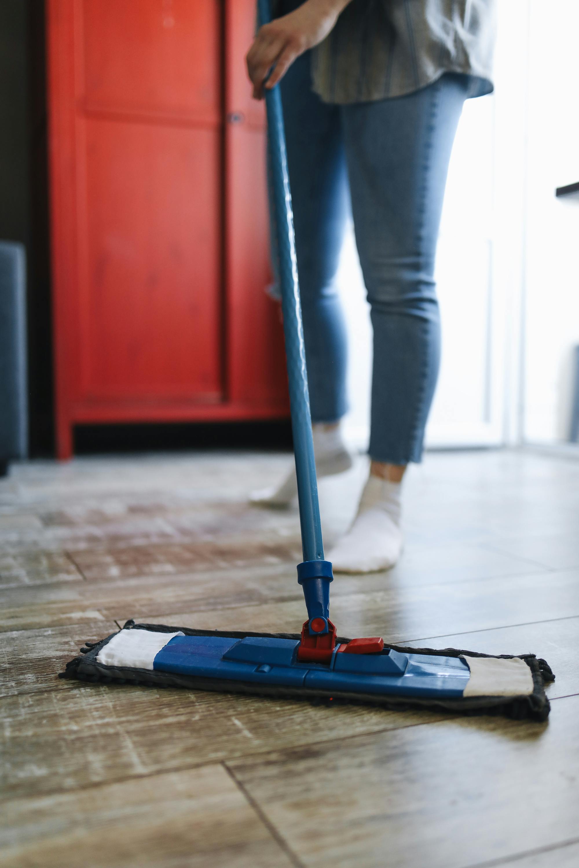 Una mujer fregando el suelo | Fuente: Pexels