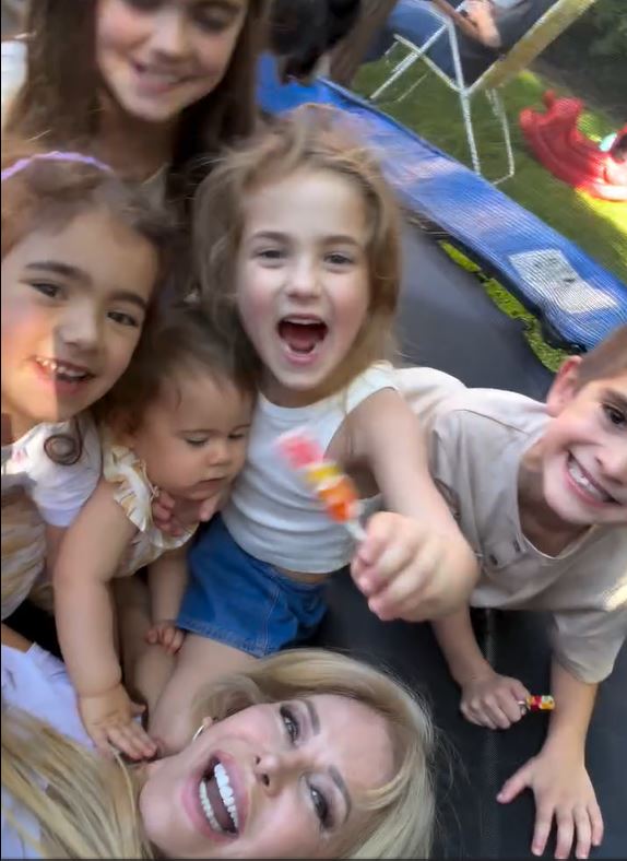 Graciela Alfano jugando con sus nietos en un trampolín | Fuente: Instagram/iconoalfano