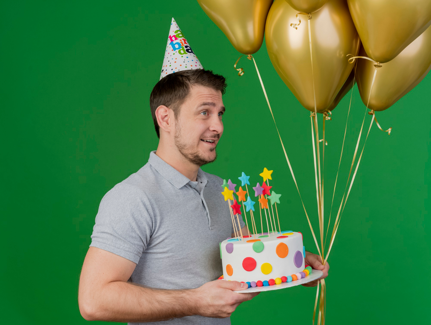 Un hombre encantador con globos y un pastel de cumpleaños | Fuente: Freepik