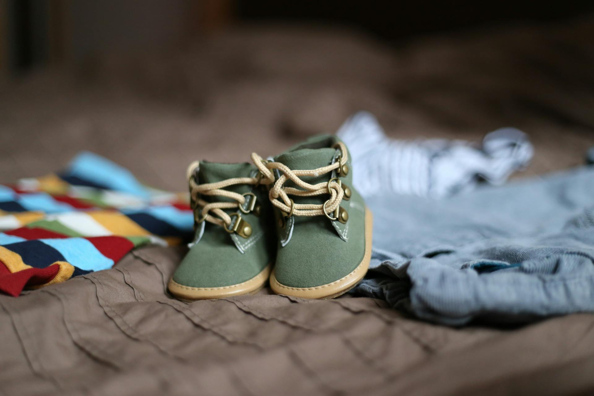 Los zapatos y la ropa de un bebé | Fuente: Pexels