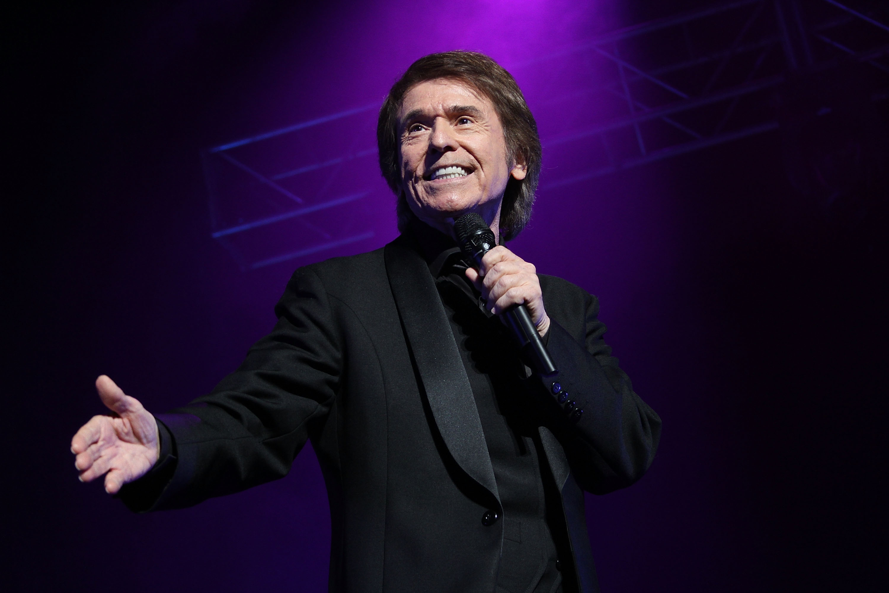 Raphael actúa en su concierto «Mi Gran Noche» en el Coliseo José M. Agrelot el 19 de mayo de 2013 en San Juan, Puerto Rico. | Fuente: Getty Images