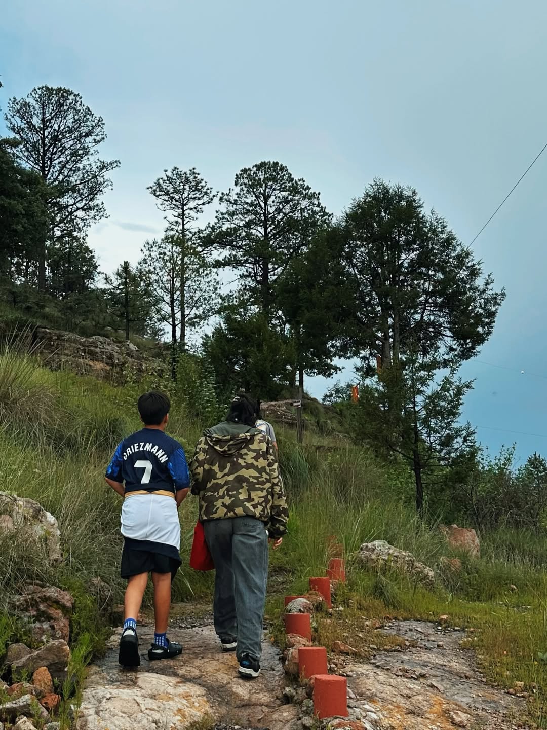 Mauro, de 11 años, y Aranza, de 13 años | Fuente: Instagram/anaaraujof