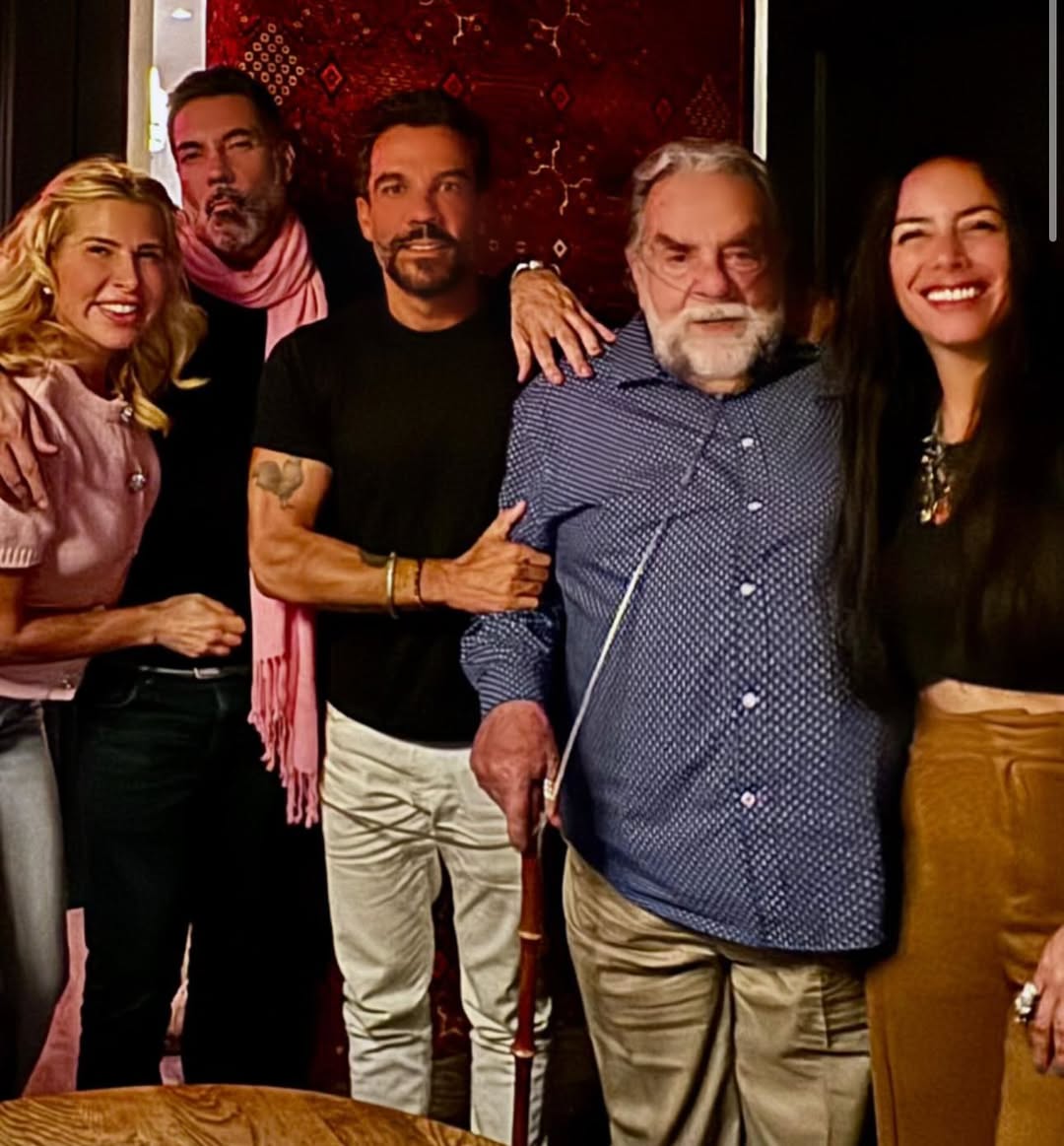 Claudia Lizaldi junto a su suegro Cayetano Moctezuma y su familia | Fuente: Instagram/claudializaldi