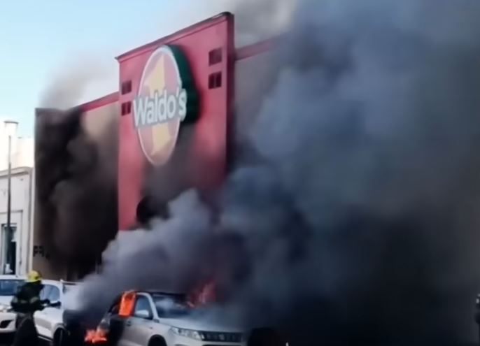 Un bombero trabajando en el lugar del incendio | Fuente: YouTube/ExcelsiorMex