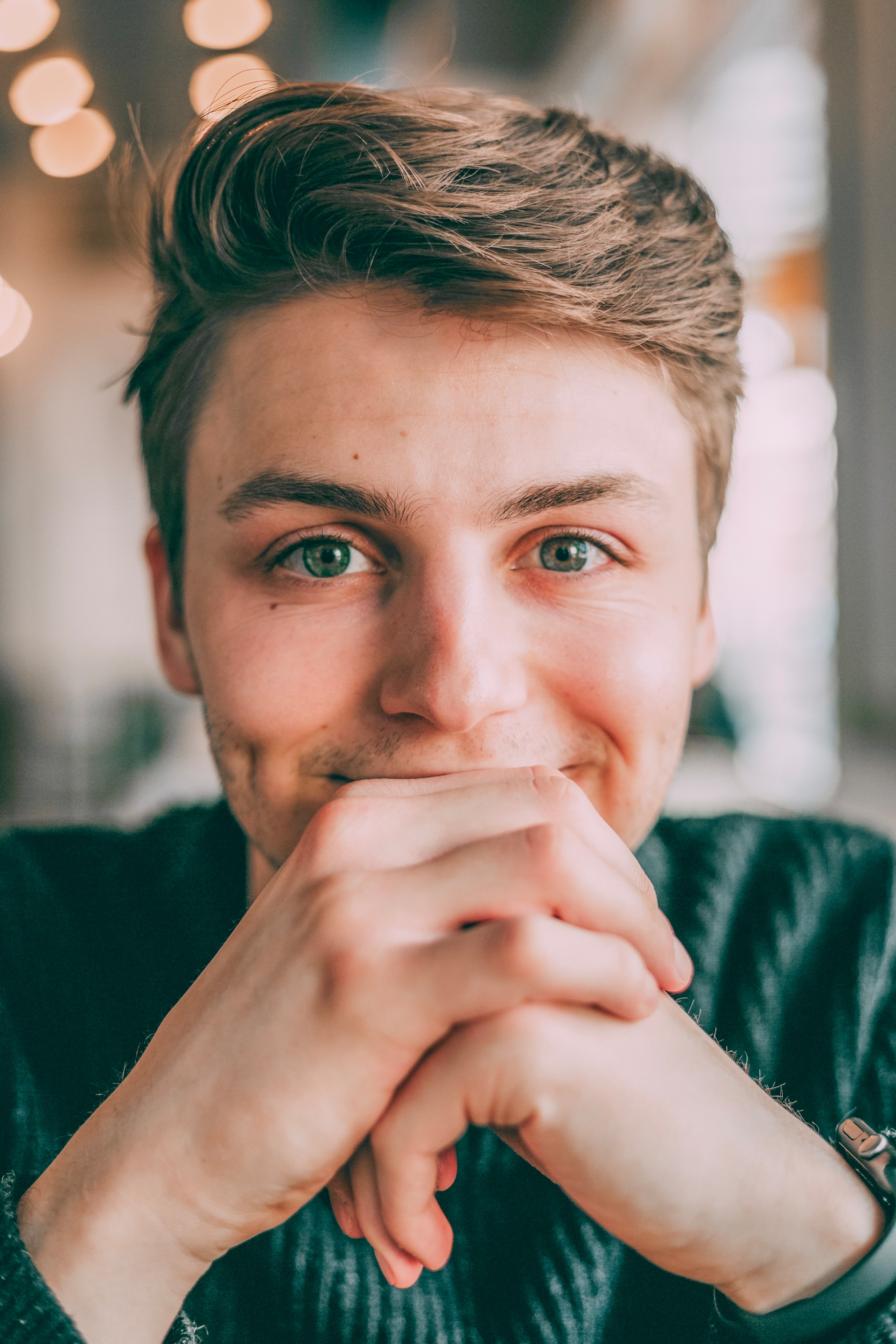 Un hombre de aspecto travieso | Fuente: Unsplash