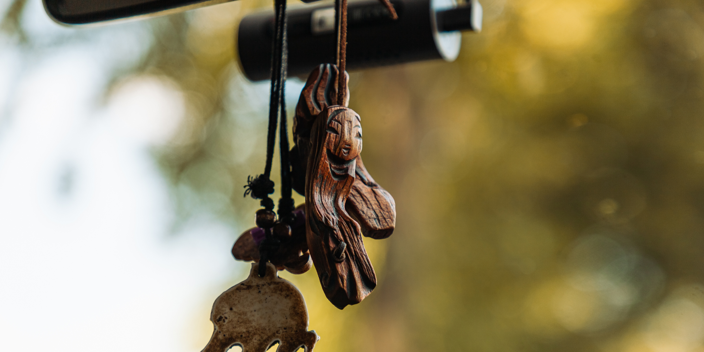 Colgante de madera hecho a mano | Fuente: Shutterstock