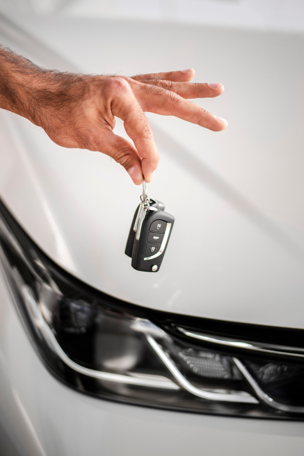 Un hombre con las llaves del automóvil | Fuente: Freepik