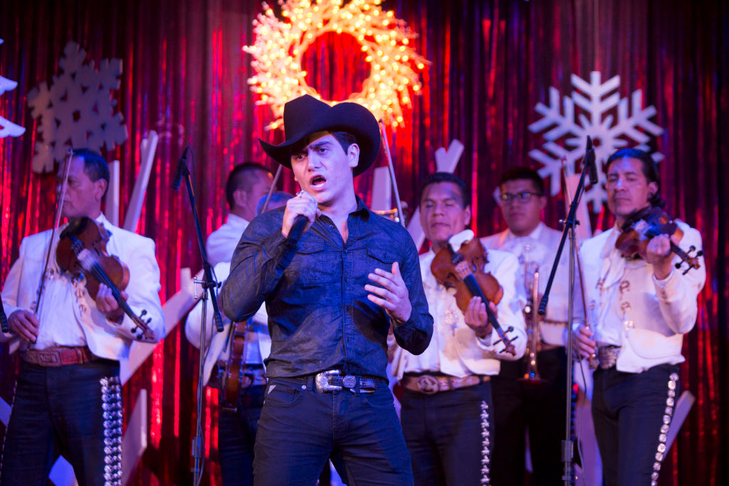 Julián Figueroa se presenta durante una posada tradicional mexicana en La Casa del Actor, el 14 de diciembre de 2016 en Ciudad de México, México. | Foto: Getty Images