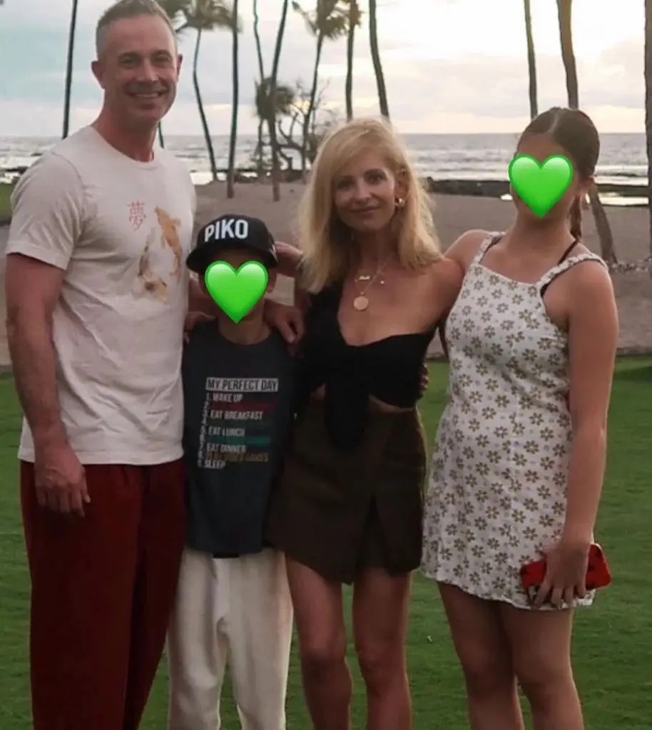 Sarah Michelle Gellar y Freddie Prinze Jr. posaron con sus hijos, Rocky y Charlotte, durante unas vacaciones familiares en la playa. Rocky llevaba una gorra de béisbol de PIKO, mientras que las caras de ambos niños quedaban ocultas tras unos emojis de corazones verdes, lo que nos recuerda lo mucho que la pareja cuidaba su privacidad. | Fuente: Instagram/@sarahmgellar