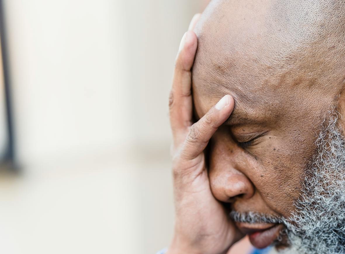 Un hombre mayor triste | Fuente: Pexels
