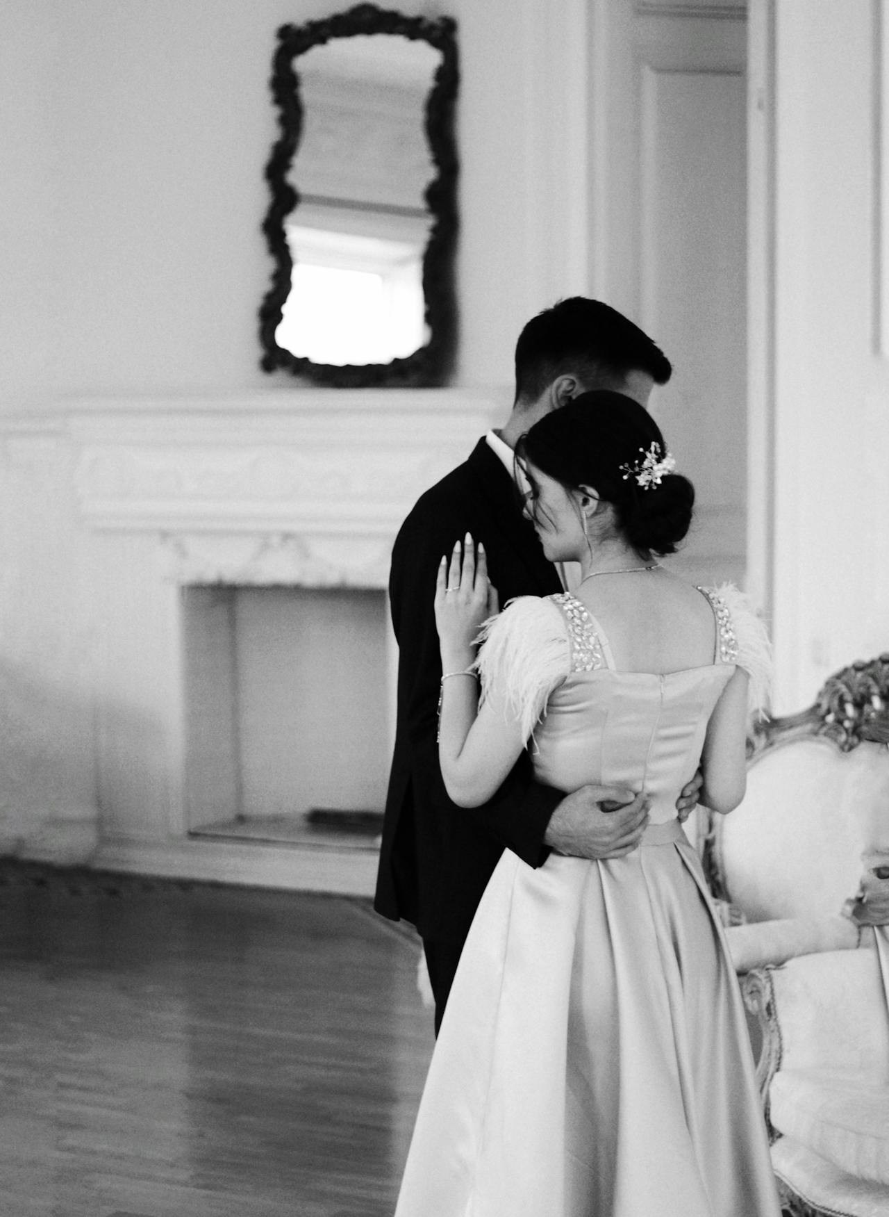 Unos novios bailando | Fuente: Pexels