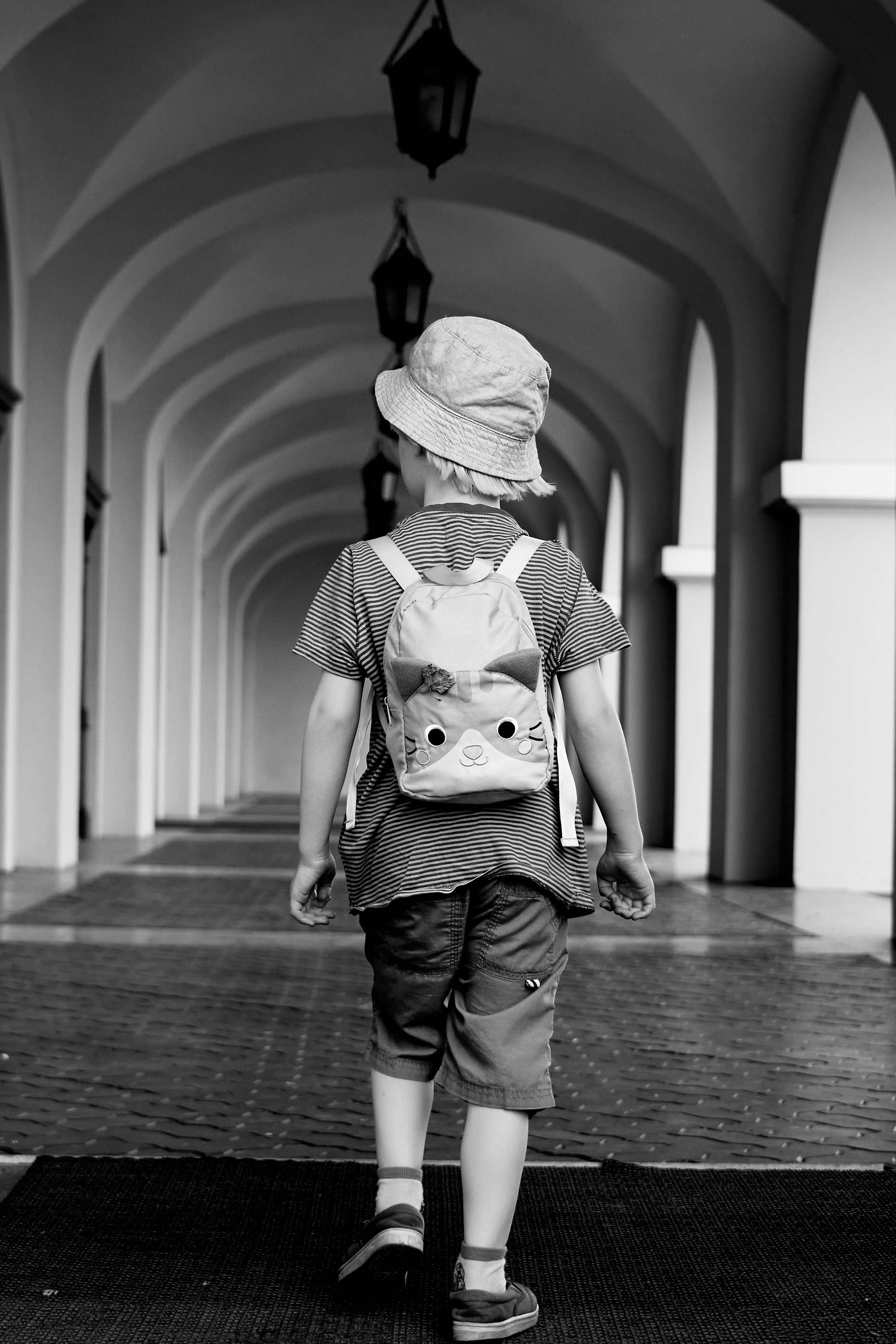 Un niño con una mochila escolar | Fuente: Unsplash