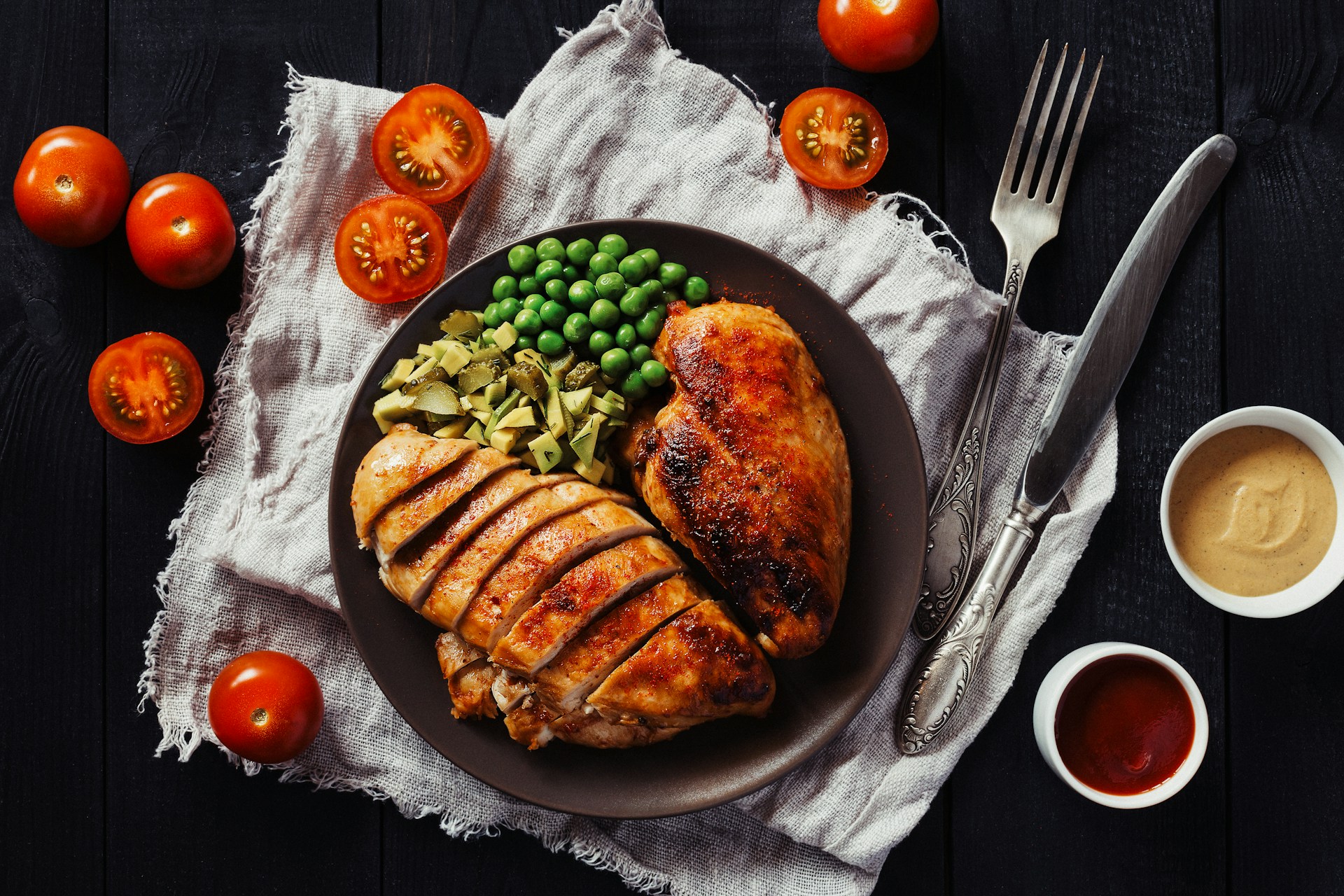 Una mesa puesta con la cena | Fuente: Unsplash