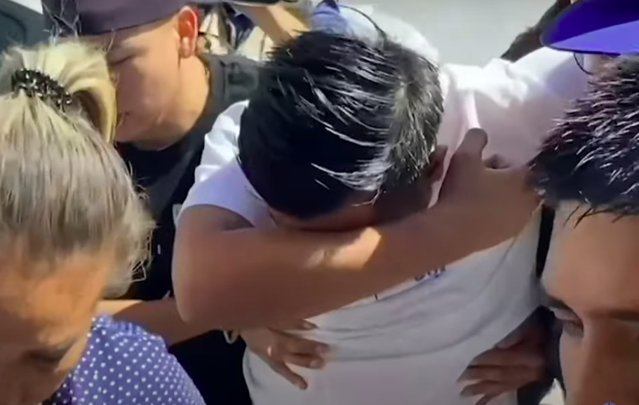 Uno de los secuestrados se cubre el rostro al llegar a prestar declaración. | Foto: YouTube/Grupo Fórmula