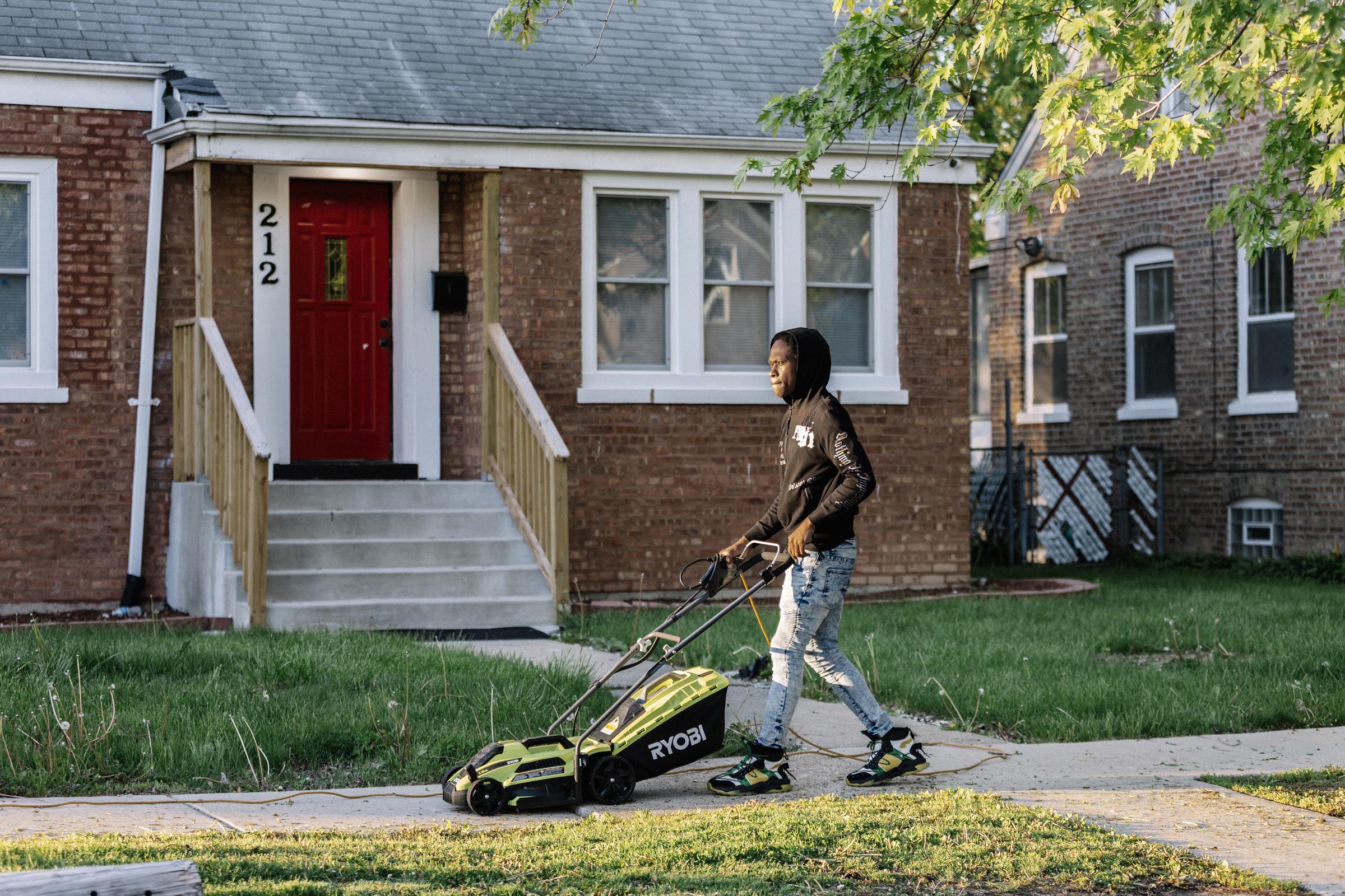 Jaden Davis, vecino de la casa de la infancia del papa León XIV, corta el césped fuera de la antigua casa del Papa el 8 de mayo de 2025 | Fuente: Getty Images