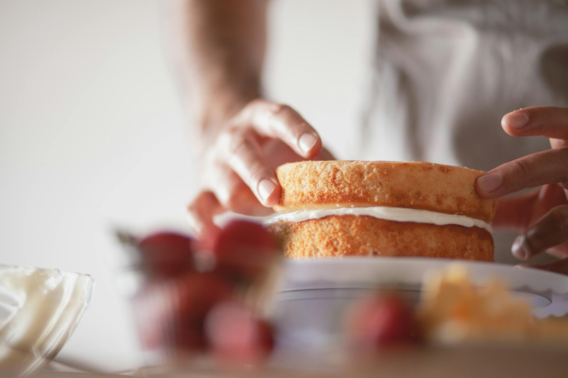 Una persona preparando un pastel | Fuente: Pexels