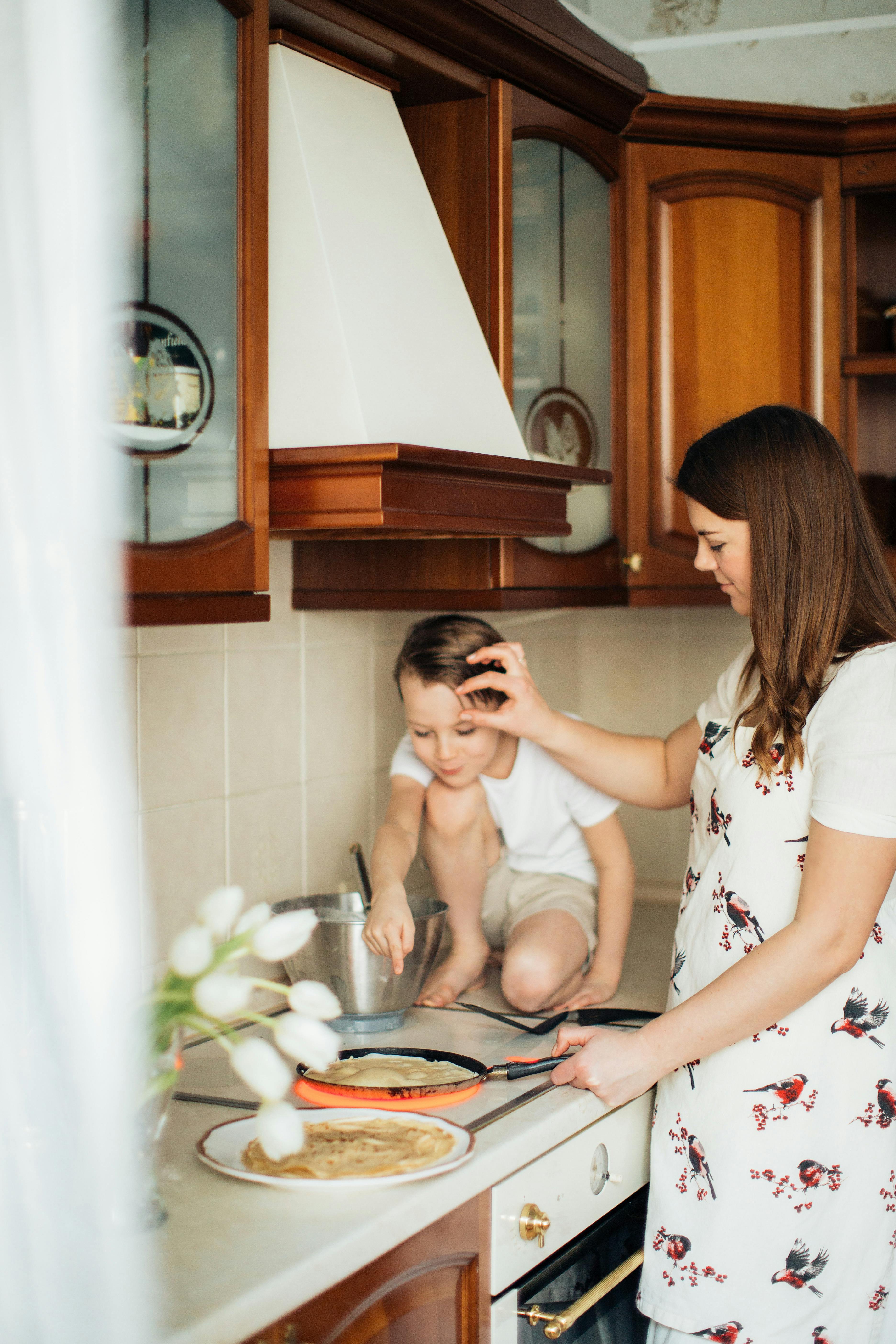 Una madre feliz con su hijo | Fuente: Pexels