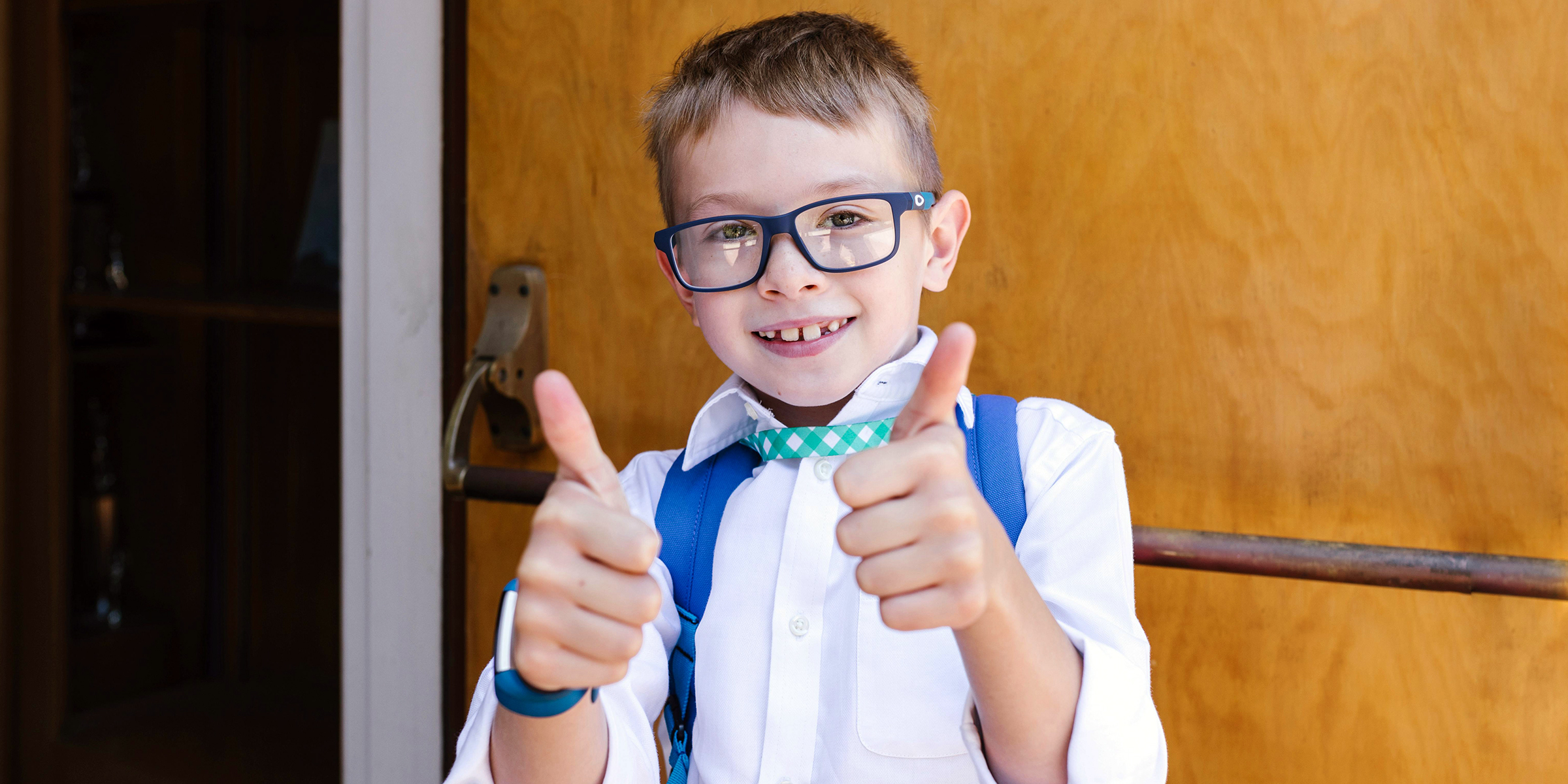 Niño sonriente de camino al colegio | Fuente: Pexels