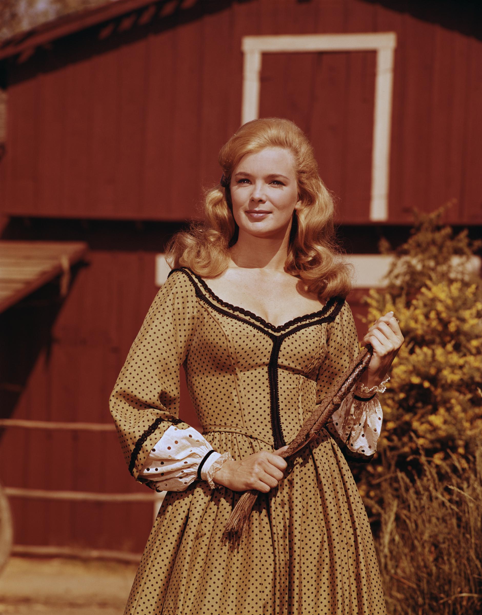 La estrella de televisión en el set de "The Big Valley", 1965 | Fuente: Getty Images