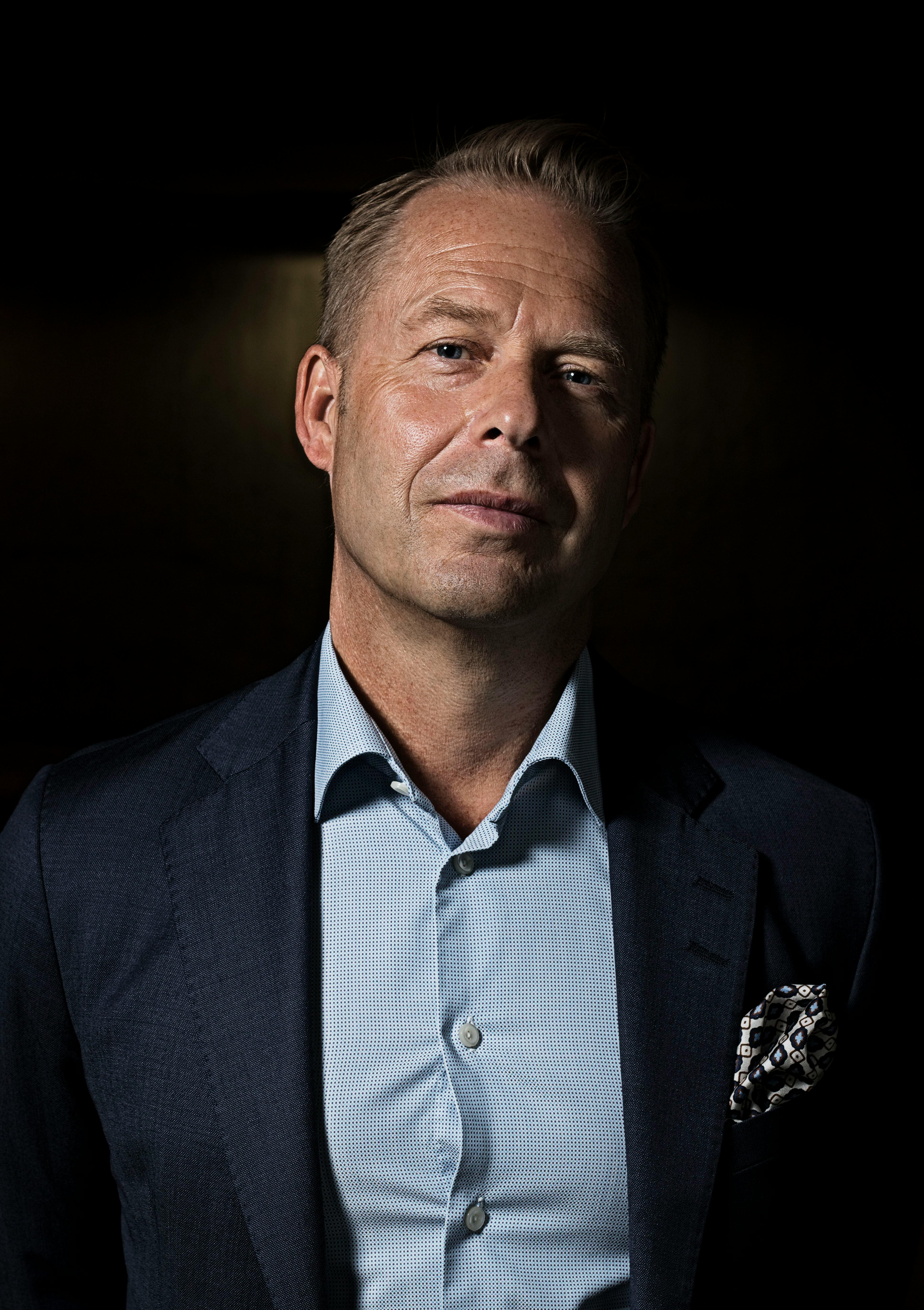 Un hombre serio | Fuente: Pexels