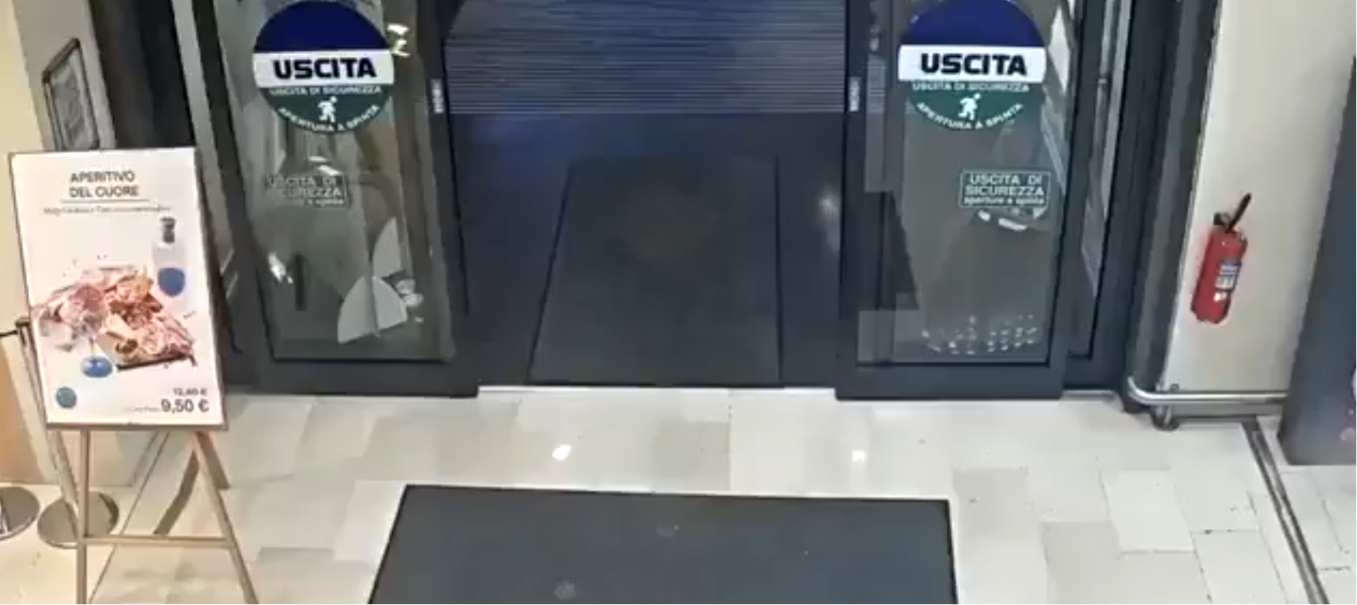 Salida del supermercado en Bergamo, Italia, donde ocurrió el intento de secuestro a la niña de 1 año | Fuente: X/vox_occidental