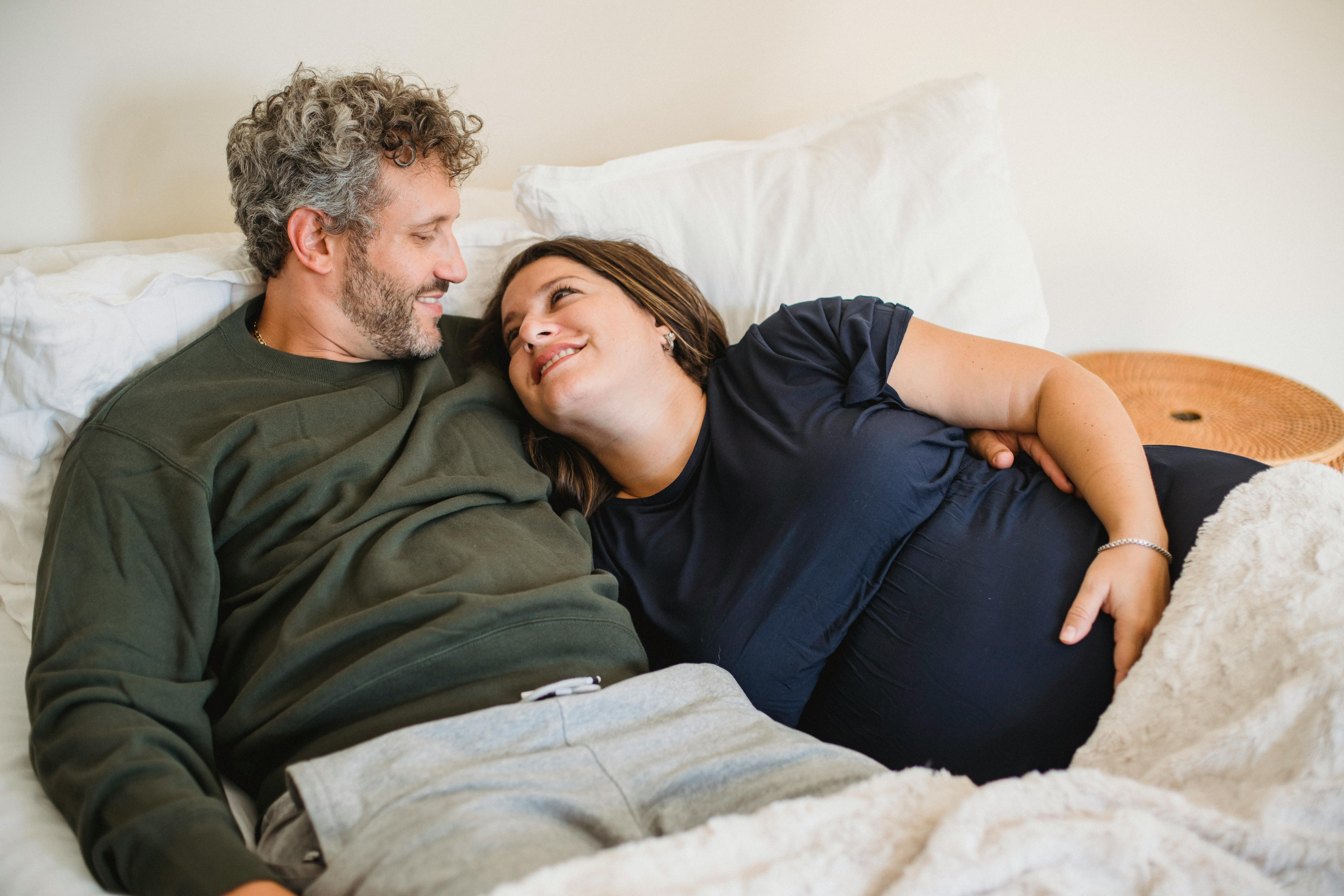 Un hombre abraza a su mujer embarazada | Fuente: Pexels
