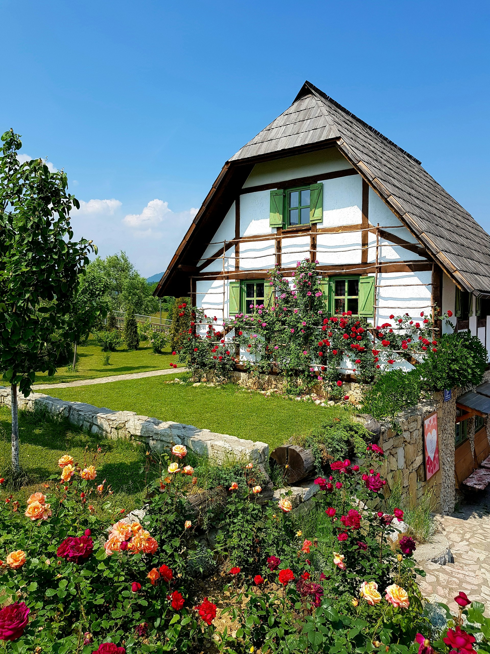 Una casa con un hermoso jardín | Fuente: Unsplash